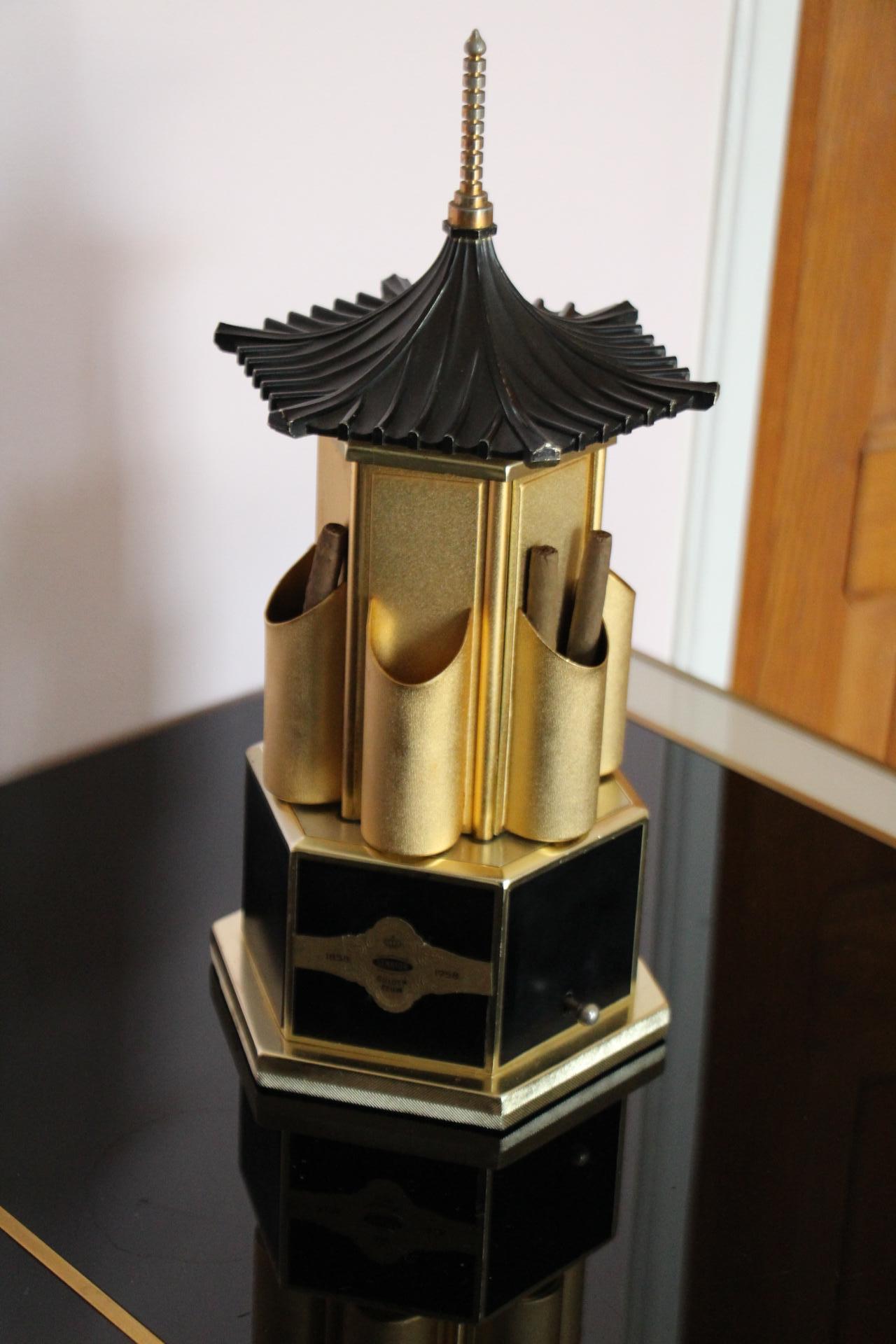 Carosello di sigari, carillon rotante a forma di pagoda nera e dorata in vendita 10
