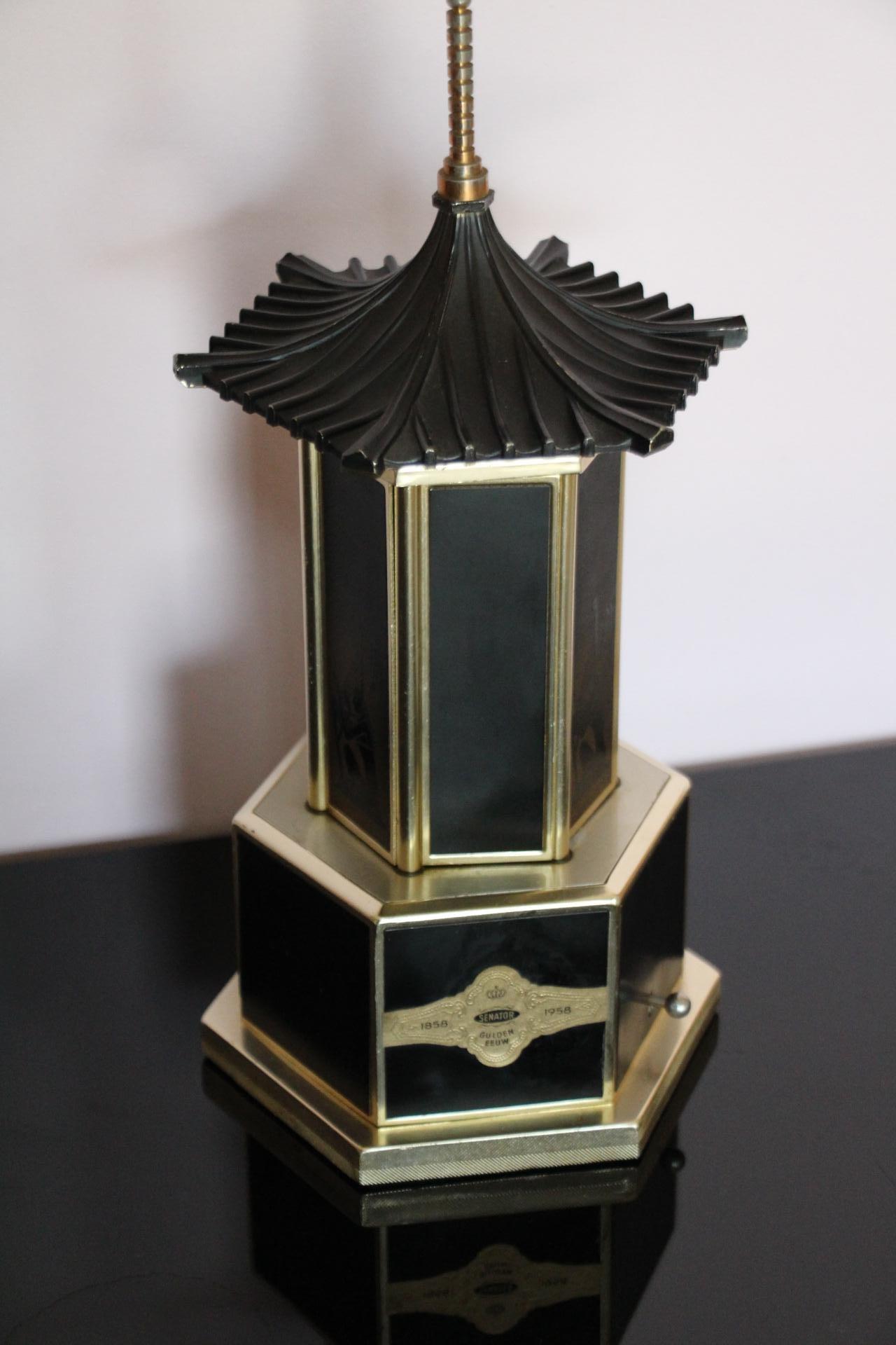 Questa giostra per sigari d'epoca di metà secolo con carillon è assolutamente straordinaria. Presenta  un esterno laccato nero e accenti metallici in ottone. L'humidor è dotato di 6 pannelli laterali rotanti, di cui uno su due è decorato con