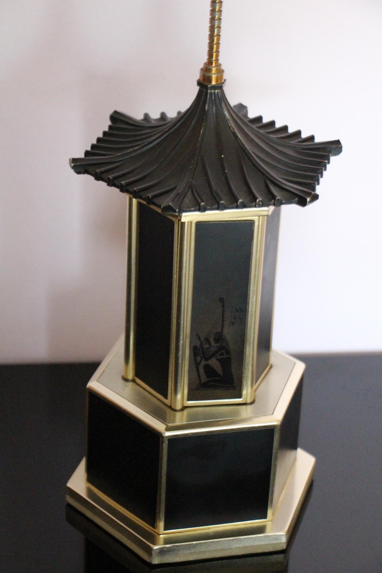 XX secolo Carosello di sigari, carillon rotante a forma di pagoda nera e dorata in vendita