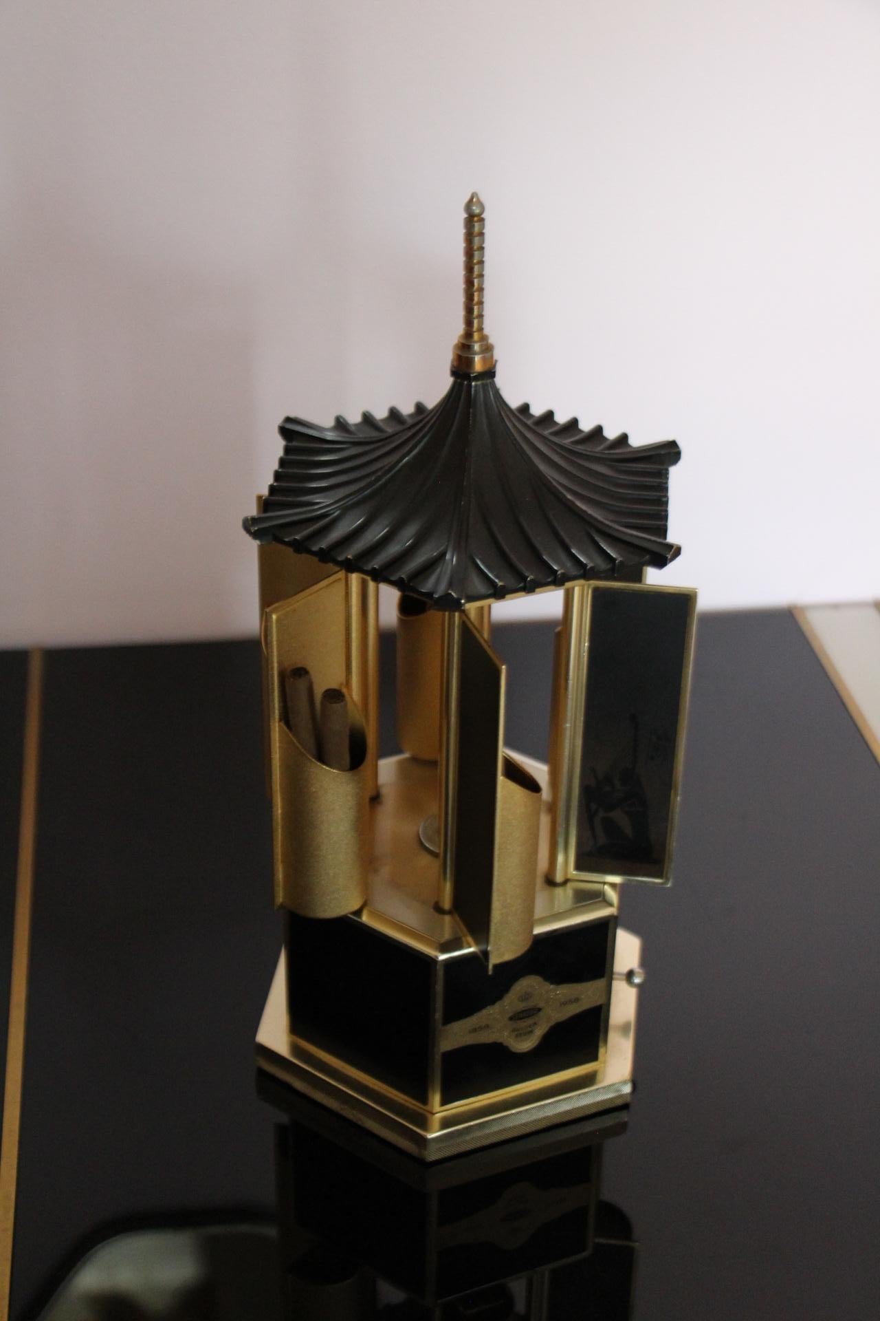 Carosello di sigari, carillon rotante a forma di pagoda nera e dorata in vendita 3
