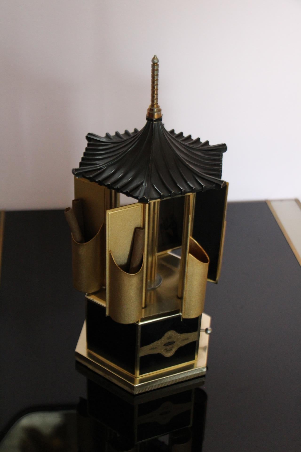 Carosello di sigari, carillon rotante a forma di pagoda nera e dorata in vendita 4
