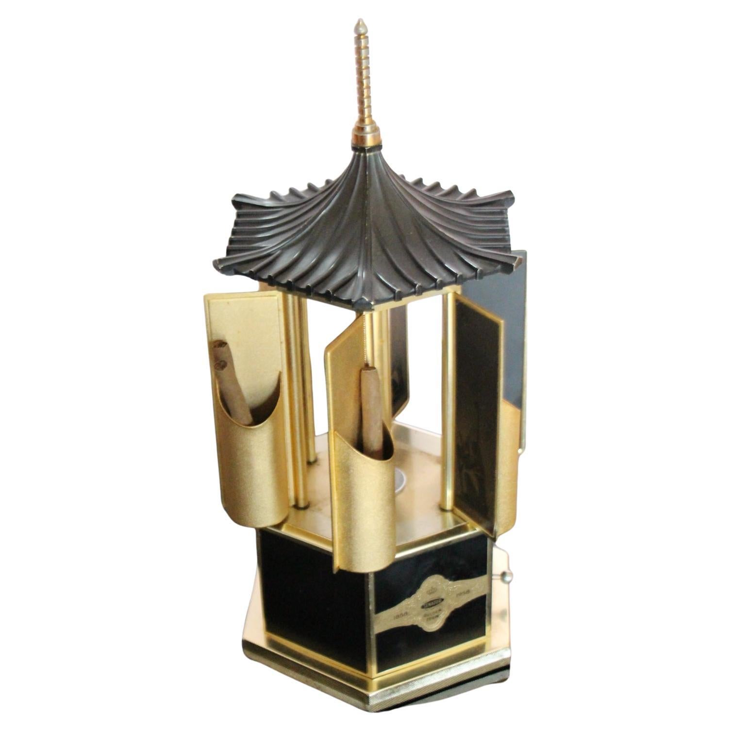 Caja de Cigarros Carrusel, Caja de Música Giratoria Modelada como una Pagoda Negra y Dorada