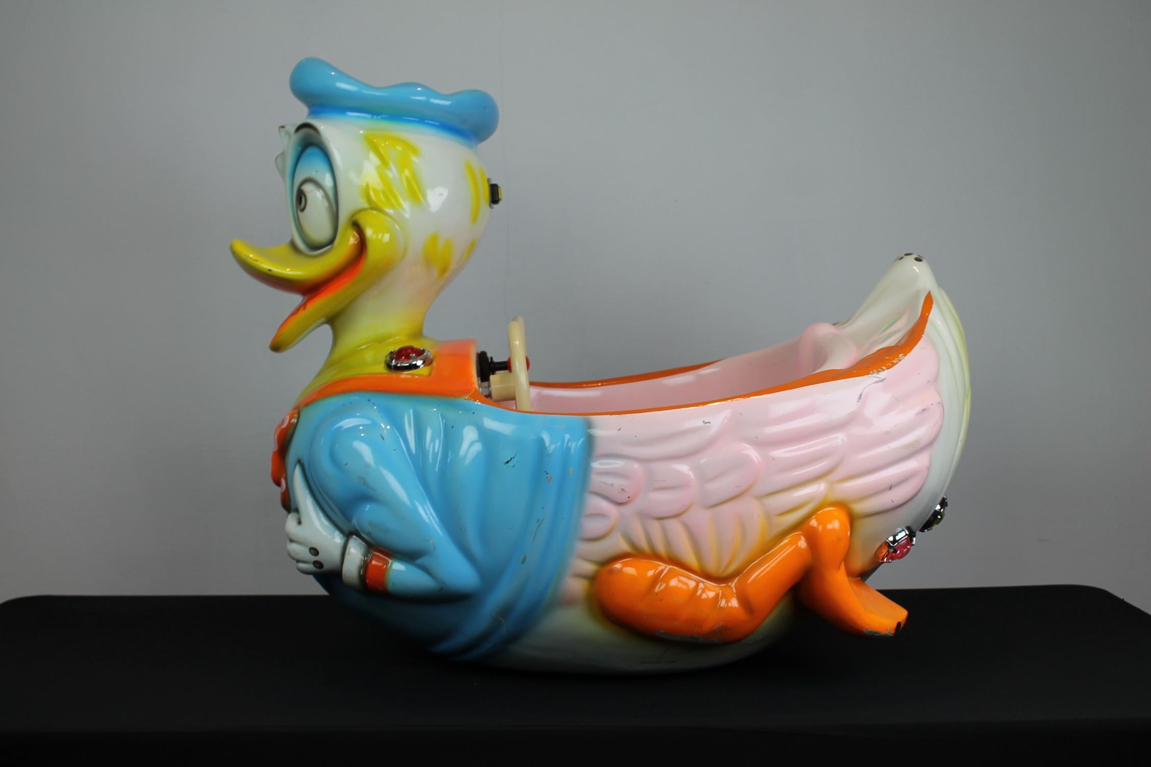 Carousel Donald Duck Figur Karnevalsring (Moderne) im Angebot
