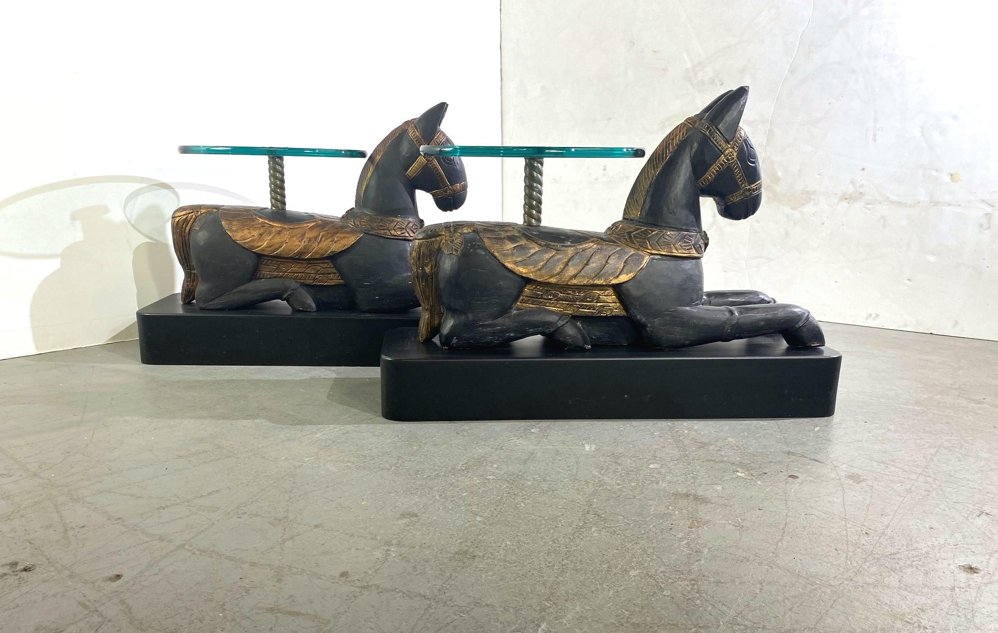  Paire de tables d'appoint à carrousel en bois sculpté. Les chevaux sont en bois sculpté et reposent sur une base faite sur mesure. Le verre est monté sur un poteau en laiton. 
