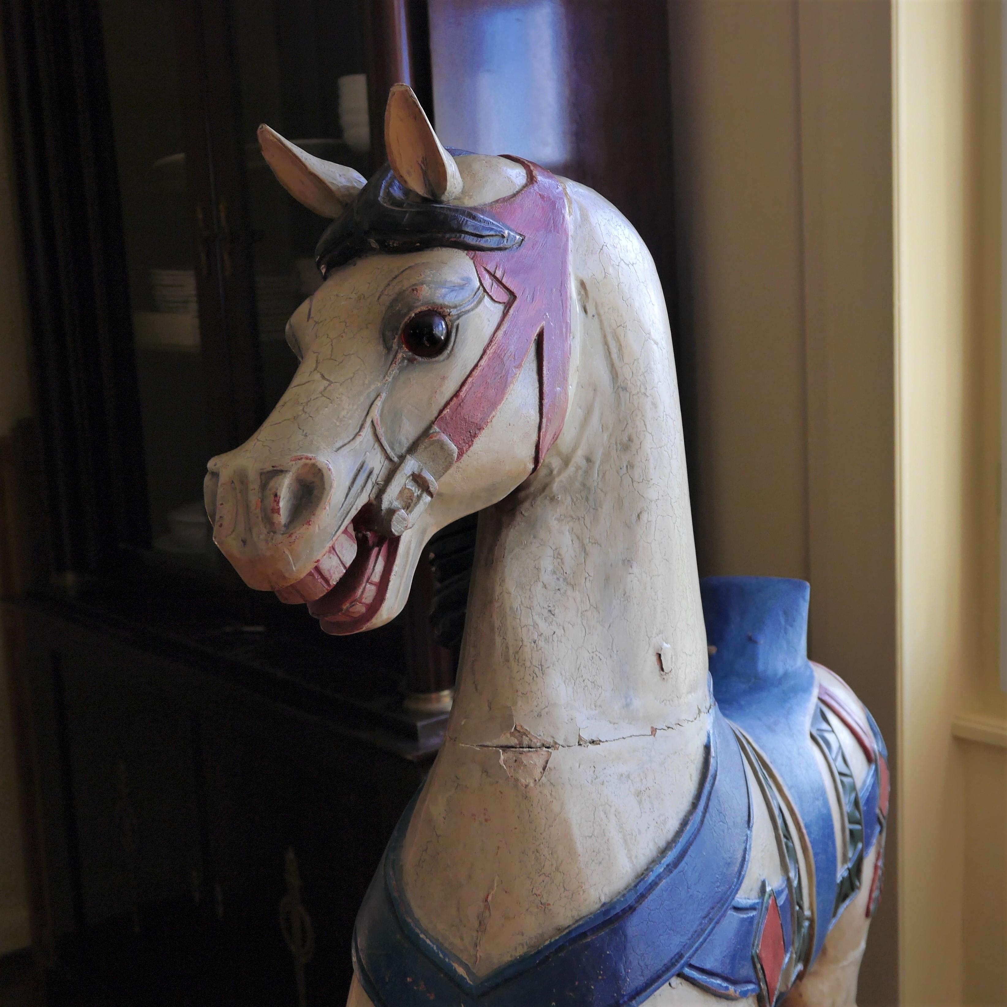 Carousel horse in polychromed painted carved wood.
Horsehair tail.
Metal support.
Art Deco style, circa 1920s.
Very good general condition, few chips.