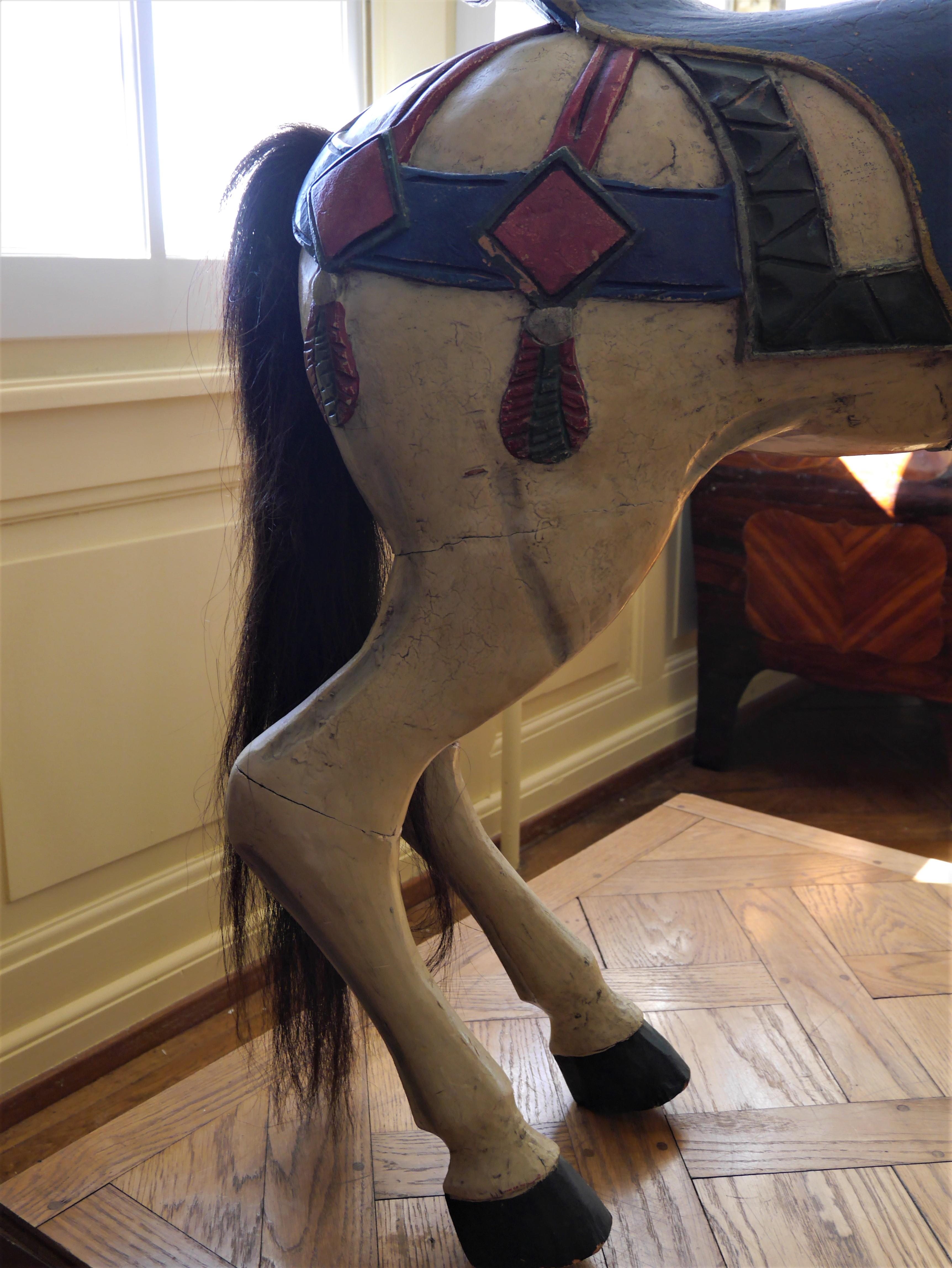 Art déco Horse de manège en bois sculpté polychromé, 20ème siècle en vente