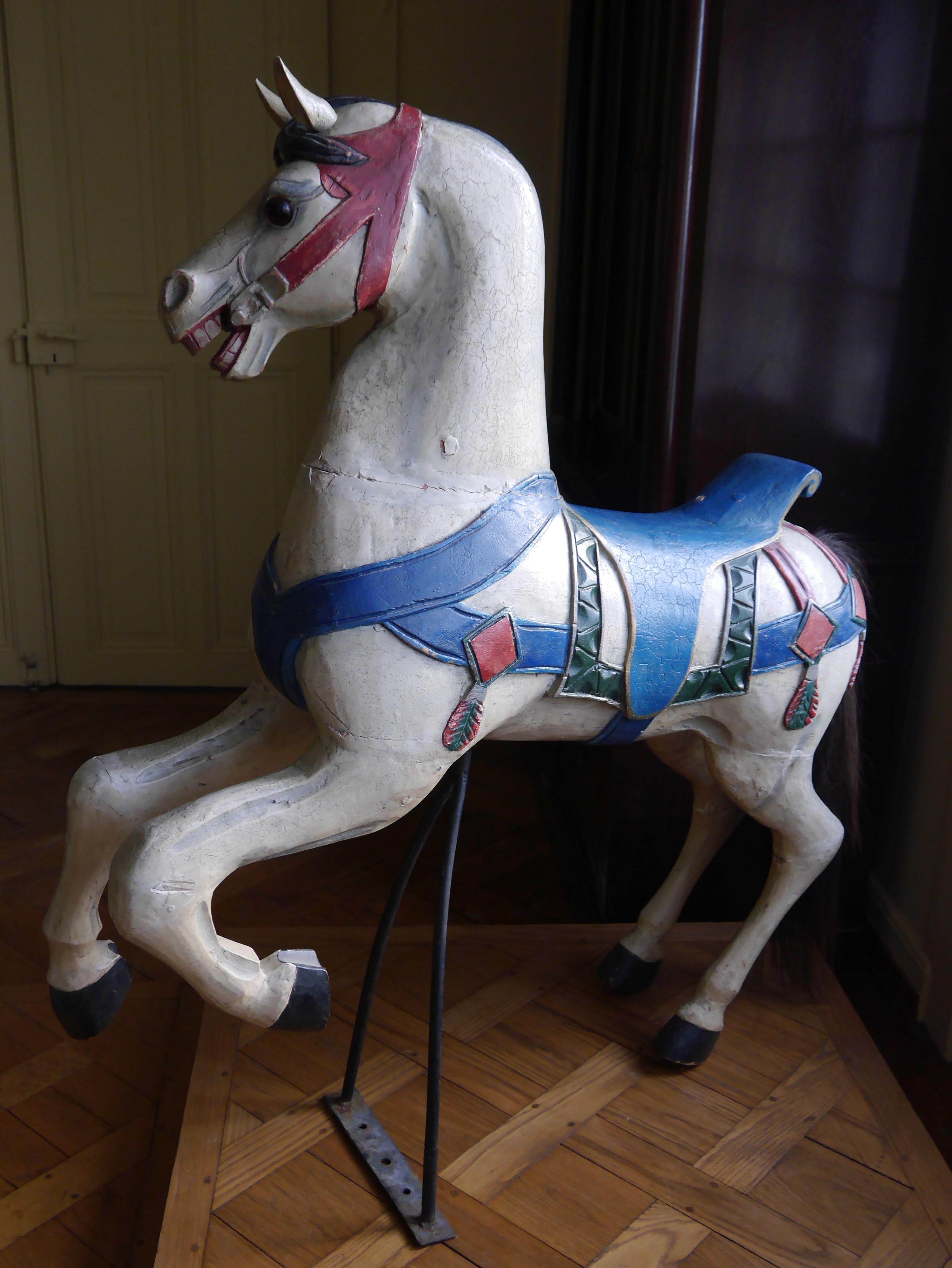 Français Horse de manège en bois sculpté polychromé, 20ème siècle en vente