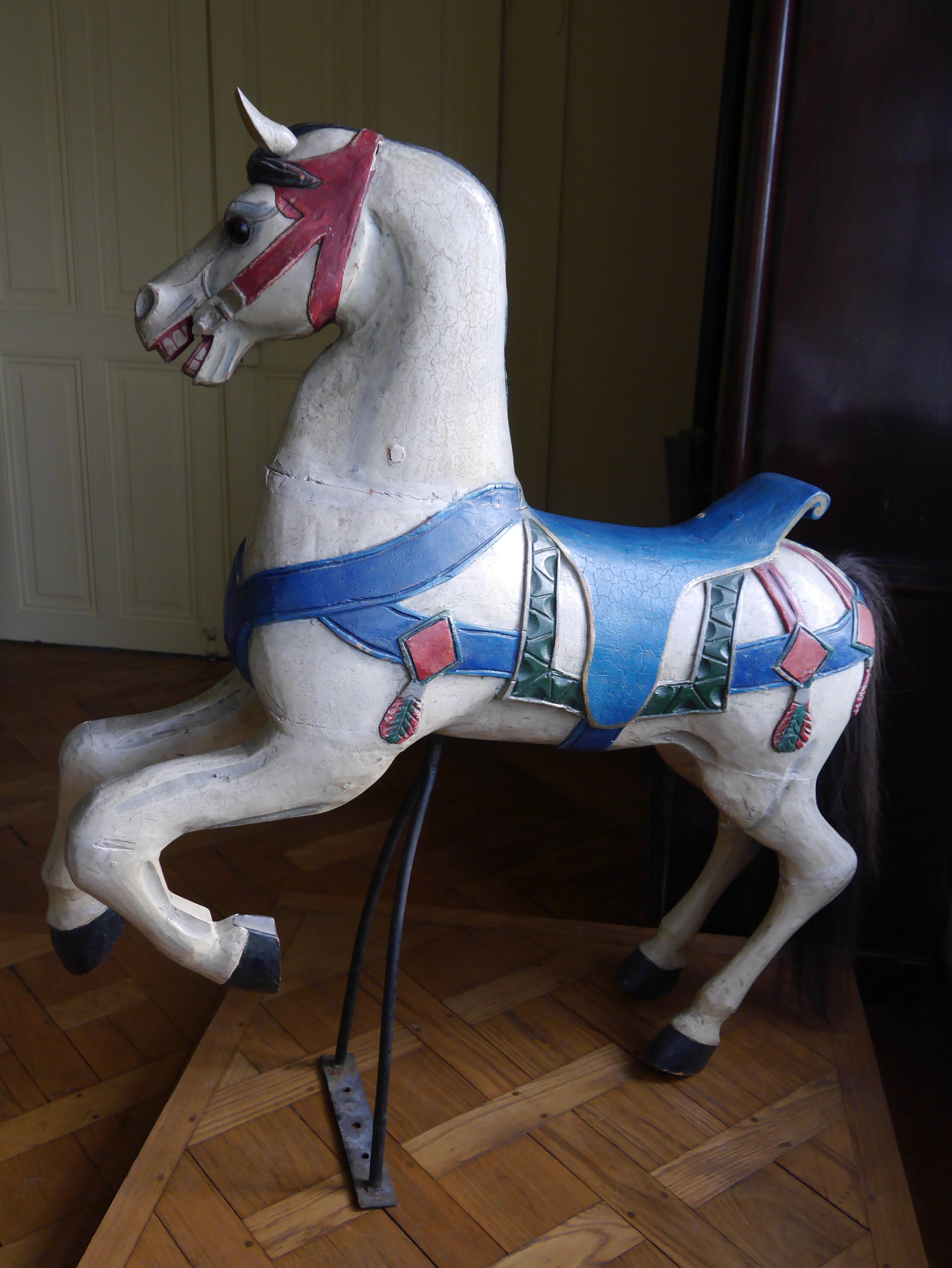 Sculpté Horse de manège en bois sculpté polychromé, 20ème siècle en vente
