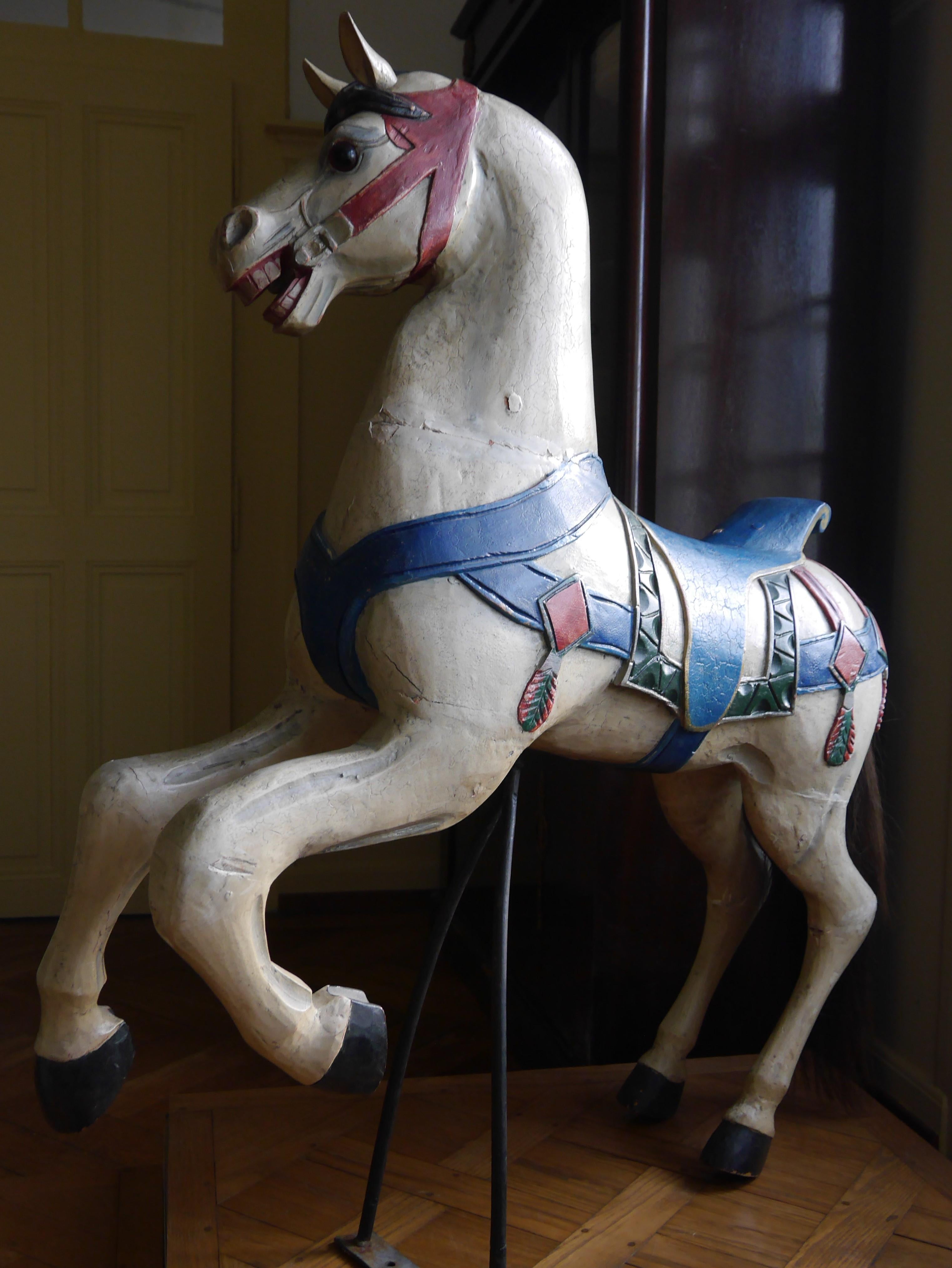Horse de manège en bois sculpté polychromé, 20ème siècle État moyen - En vente à Valbroye, CH