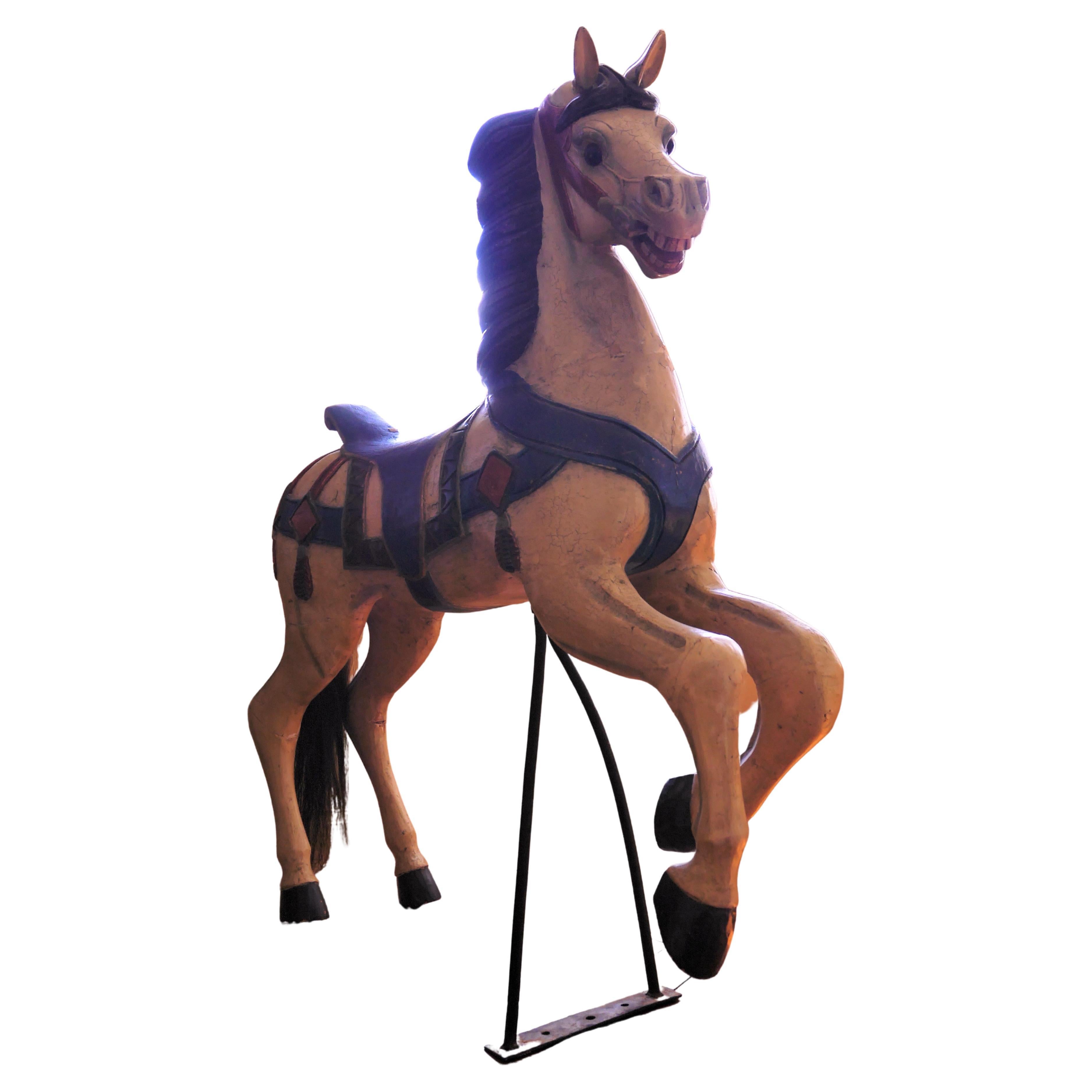 Horse de manège en bois sculpté polychromé, 20ème siècle en vente