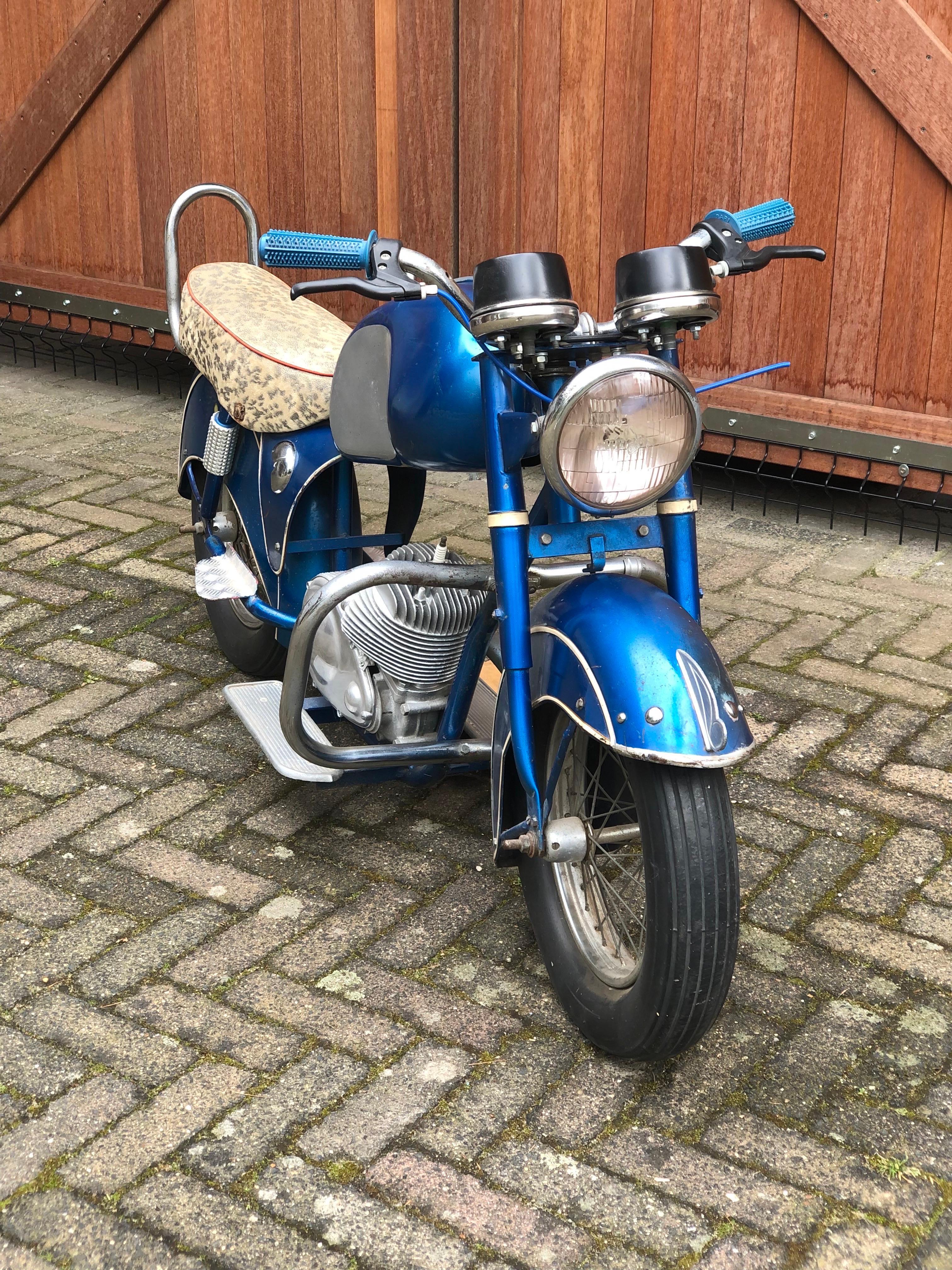 Karussell-Motorrad - Motorrad - Motorrad von Fonlupt Frankreich. 
Ein französisches Vintage-Kindermotorrad, das auf dem Karussell - Karussell - Jahrmarkt - Kirmes - verwendet wird. 
Ein Metall-Rennwagenmodell aus den 1950er Jahren - Cafe Racer für