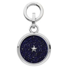 Pendentif à breloques Carpe Diem, boîtier en titane et fermoirs ouverts en or blanc 18 carats 