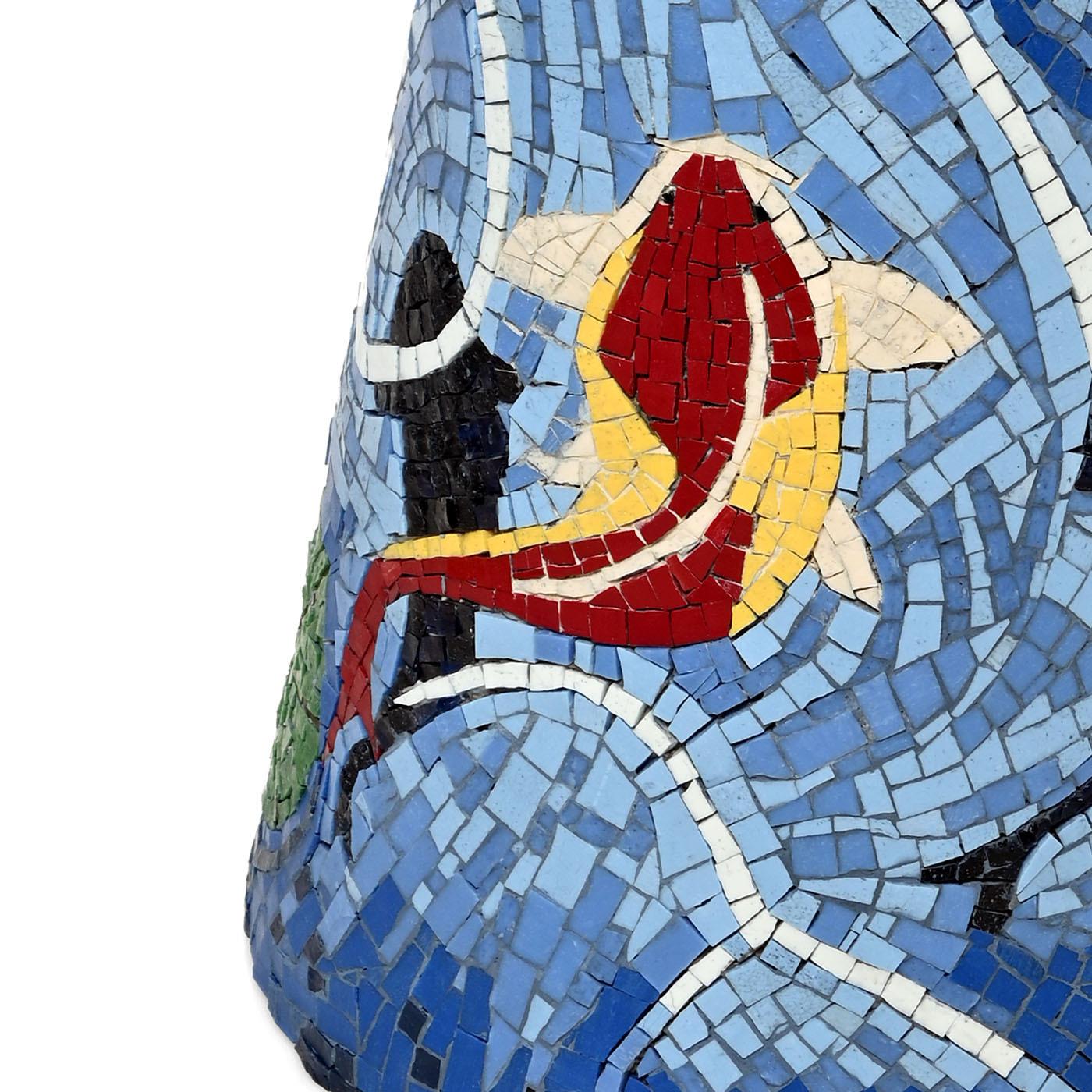 Plus de 4 000 mosaïques ont été découpées et assemblées une à une par les mains expertes de Michela Nardin, en utilisant 10 nuances de couleurs différentes pendant 65 heures. Les KOI Carp ont profité de leur moment dans la lagune vénitienne,