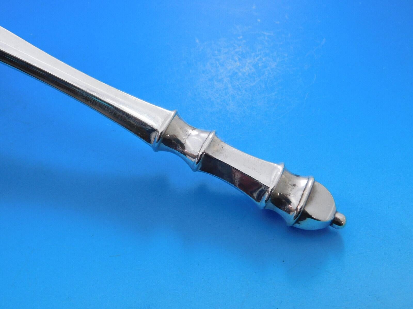 Set di posate in argento Carpenter Hall by Towle - 27 pezzi. Tutti i pezzi di questo schema sono realizzati con manici in sterling cavi e sagomati. Questo set comprende:


6 coltelli, 9