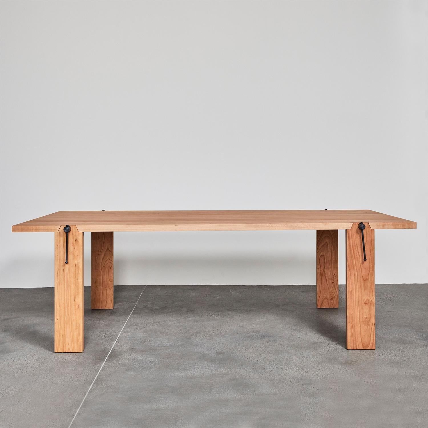 Table de salle à manger Carpenter Oak avec toute la structure en solide
bois de chêne, avec des listes collées dessus. 
Également disponible sur demande, en :
L200xP100xH75cm, prix : 10500,00€.
L220xD100xH75cm, prix :