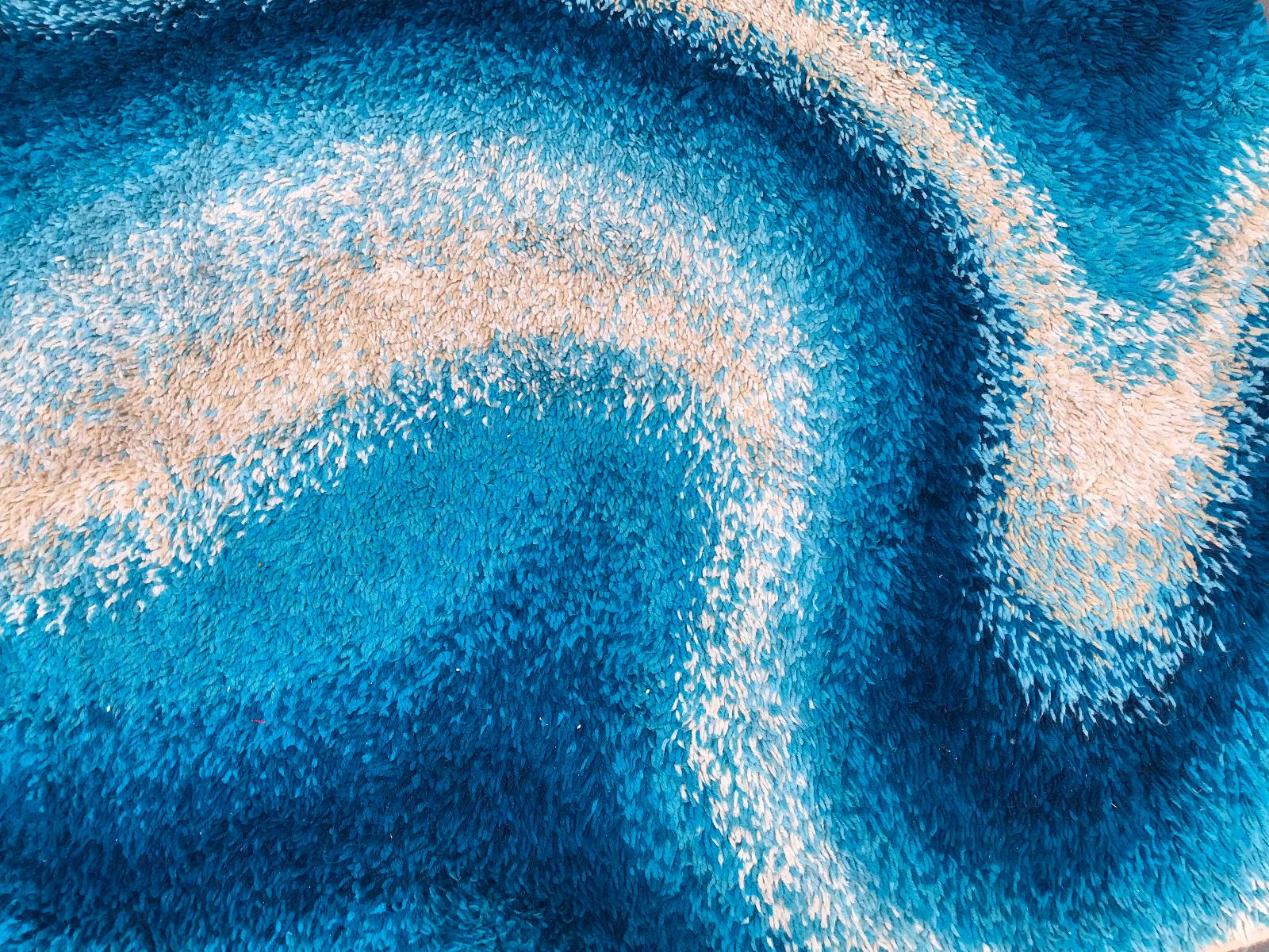 Tapis en laine bleue Moderne du milieu du siècle, Italie, 1960.Bellissimo tappeto nei toni azzurri in lana, lavoro degli anni 60 .Non individuata la produzione. Condizioni buone.