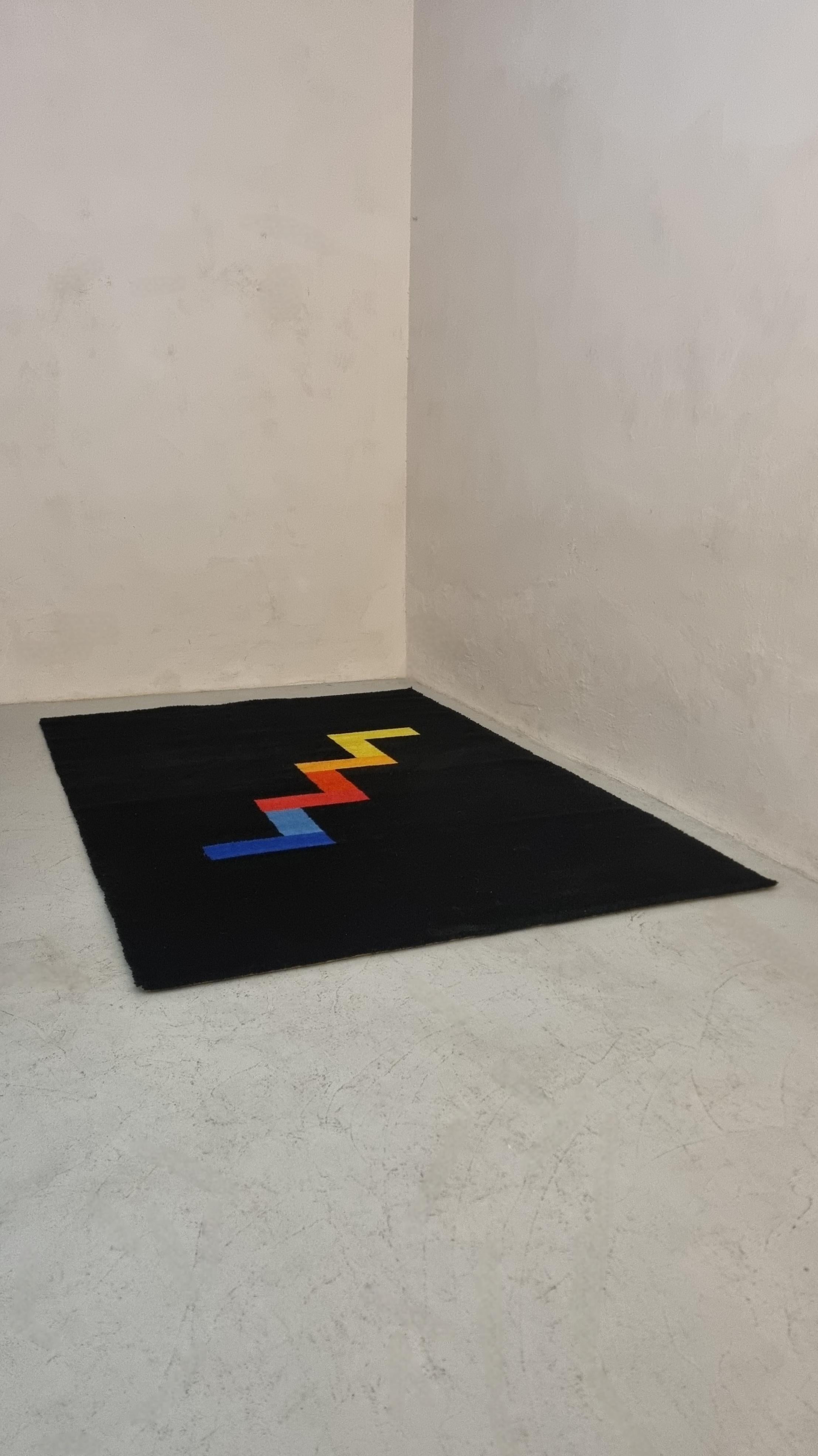 Künstlerischer Teppich, entworfen von Art Line und hergestellt von EGE carpet Denmark, 1970.
Zusammensetzung: 100% Rentierschurwolle, Jute.
Farbige rechteckige Motive in Blau-, Gelb- und Rottönen auf schwarzem Hintergrund.
Empfehlungen und Wartung: