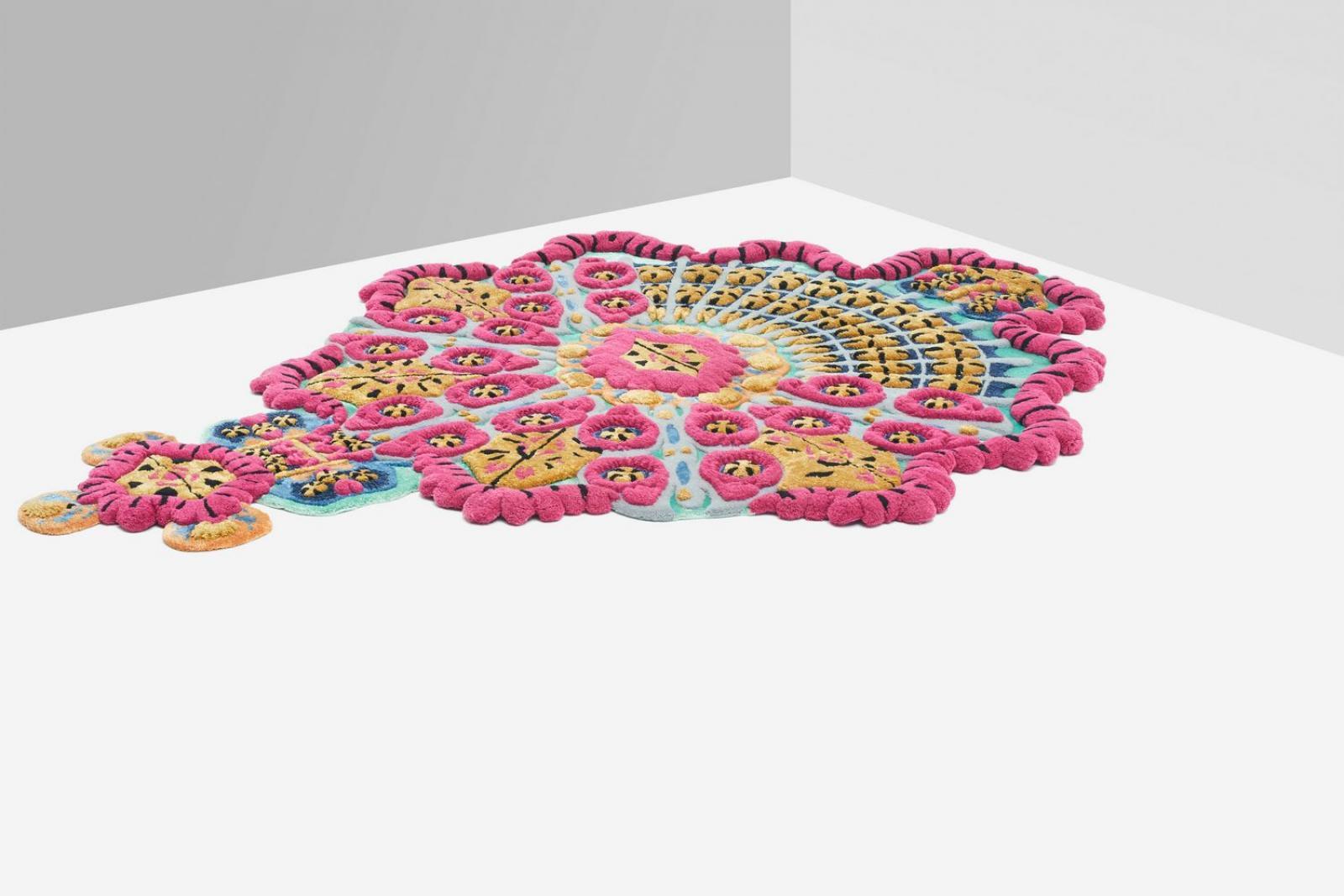 Mit seiner einzigartigen Silhouette und der großartigen Verwendung von Farben ist dieser Teppich, der 2017 von Campana Brothers entworfen wurde, eine großartige Ergänzung für eine moderne oder eklektische Einrichtung. Dieser Teppich ist Teil einer
