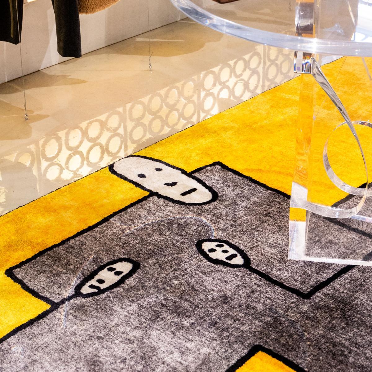 Dans le tapis Dog Yellow Rectangular, le profil du chien crée les grands fonds qui divisent la surface, faisant ressortir, par la couleur, la structure à partir de laquelle se ramifient les silhouettes des visages humains.

Tapis rectangulaire avec