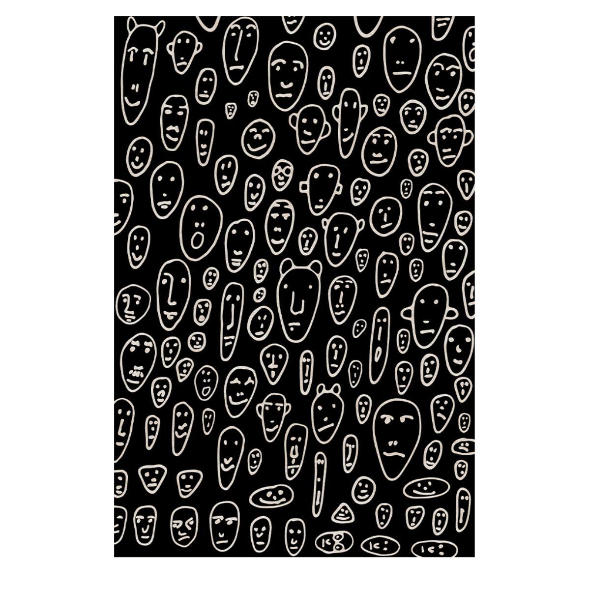 La collezione di tappeti Genetic Tales disegnata da Andrea Branzi presenta 15 disegni unici in tre diverse dimensioni: 200x300, 200x200 e 100x200. Ogni tappeto esplora la connessione tra genetica e design, creando un ponte tra la produzione di massa