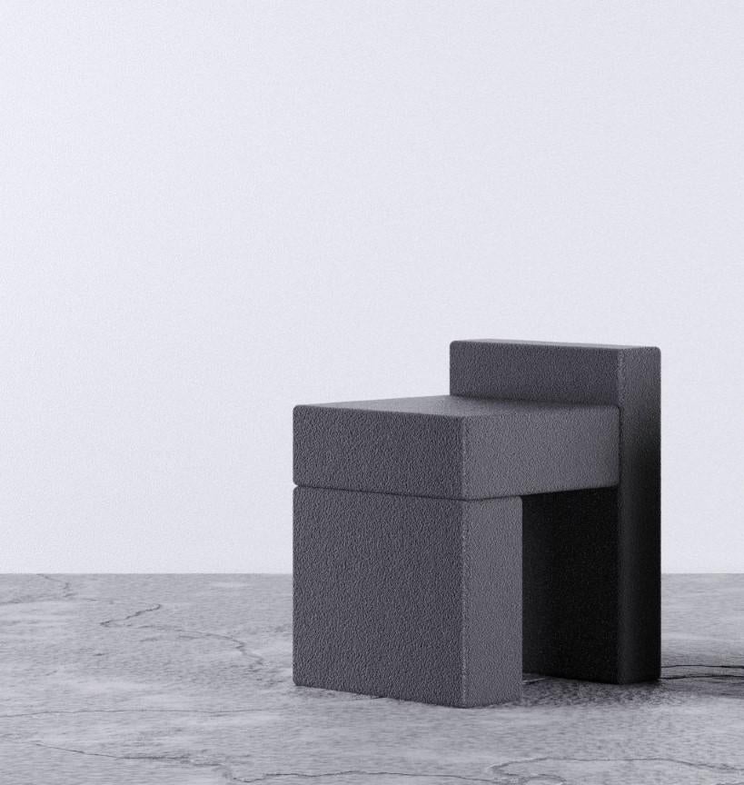 Blockstuhl aus Teppichmaterial von Riccardo Cenedella
Abmessungen: 45 x 45 x H 55 cm
MATERIALIEN: Abfälle Synthetischer Teppich, Holzstruktur

Ich bin Riccardo Cenedella und habe 2016 meinen Abschluss in Produktdesign am Politecnico di Torino