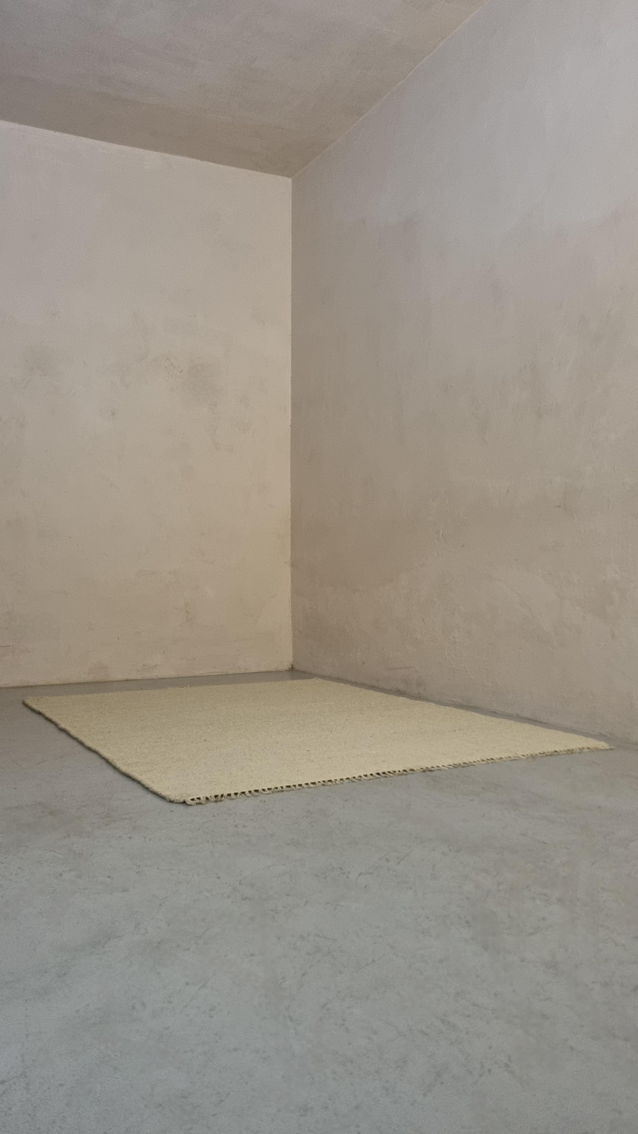 Tappeto artistico di attribuzione Desso di manifattura italiana tipica degli anni 1970.
Composizione: 100% lana.
Il tappeto si presenta in eccellenti condizioni non essendo mai stato utilizzato, proveniente da fondi di magazzino è sempre rimasto