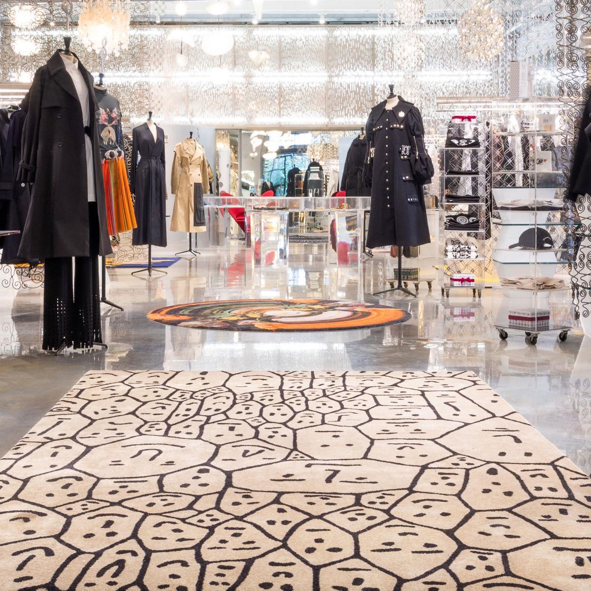 Der von Andrea Branzi entworfene Teppich People 1 (300x200 cm) unterstreicht die Beziehung zwischen Genetik und Design, zwischen Massenproduktion und den unendlichen Varianten der Menschheit. Andrea Branzi hat beschlossen, die Idee der menschlichen