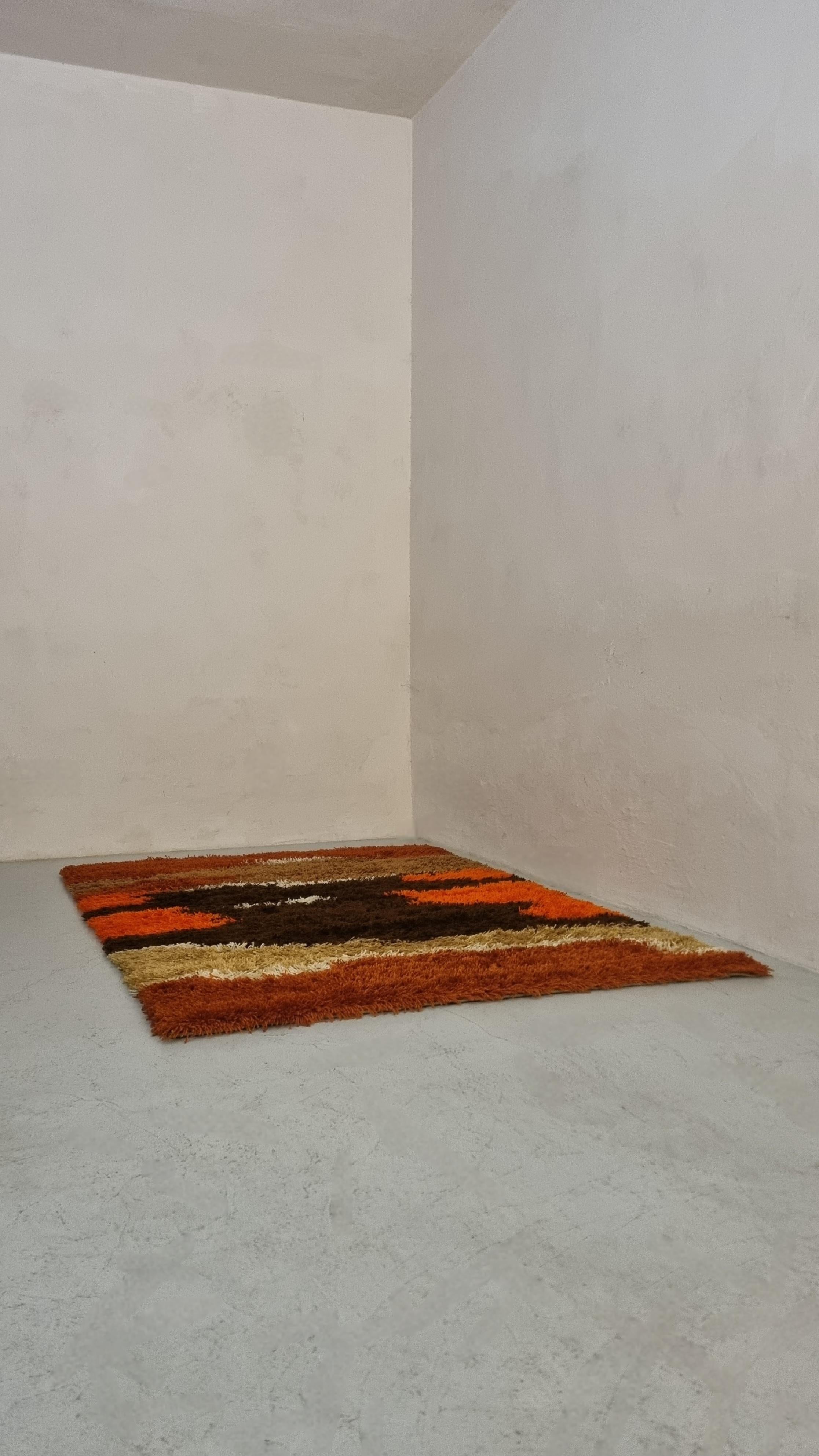 Tappeto artistico modello Boras prodotto dalla Teppich- Siegel carpet Germany, 1970.
Composizione: 100% poliacrilico, fibra sintetica costituita da polimeri, resistenti al caldo, al tatto simile alla lana.
Disegno a fantasia irregolare colorata nei