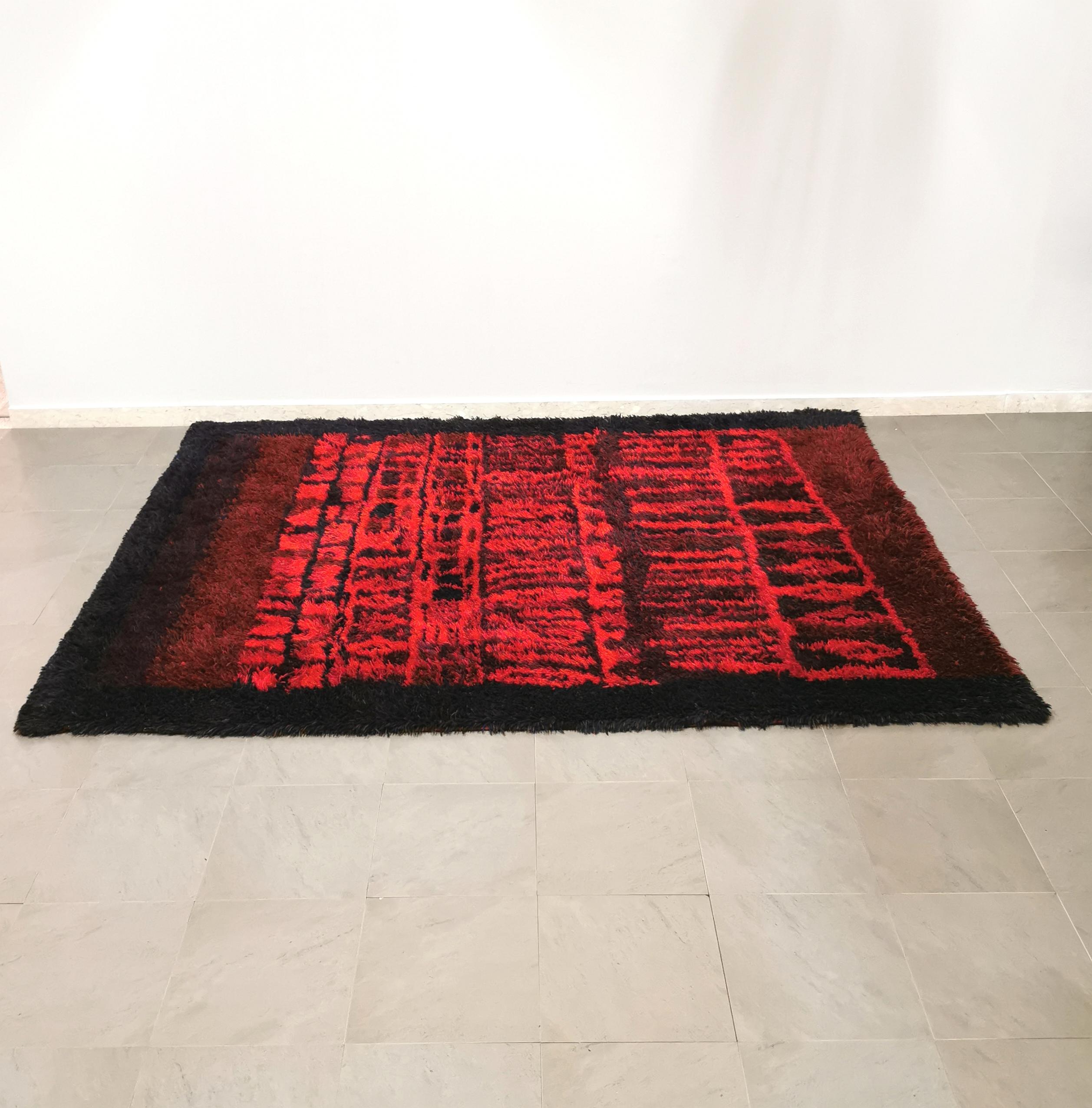 Rectangular rug attributable to the Danish designer Verner Panton produced in the 1960s. The carpet was made with multicolored wool and with geometric decorations, which create a particular play of colors.



Note: We try to offer our customers an