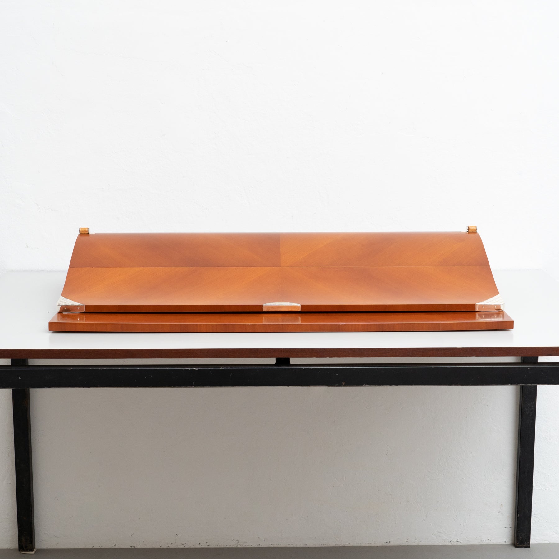 Wooden folding desk designed by Jaime Tresserra, circa 1987.

Manufactured by Tresserra Design in Spain, circa 1987.

Made of walnut wood.

In good original condition, with minor wear consistent with age and use, preserving a beautiful patina.