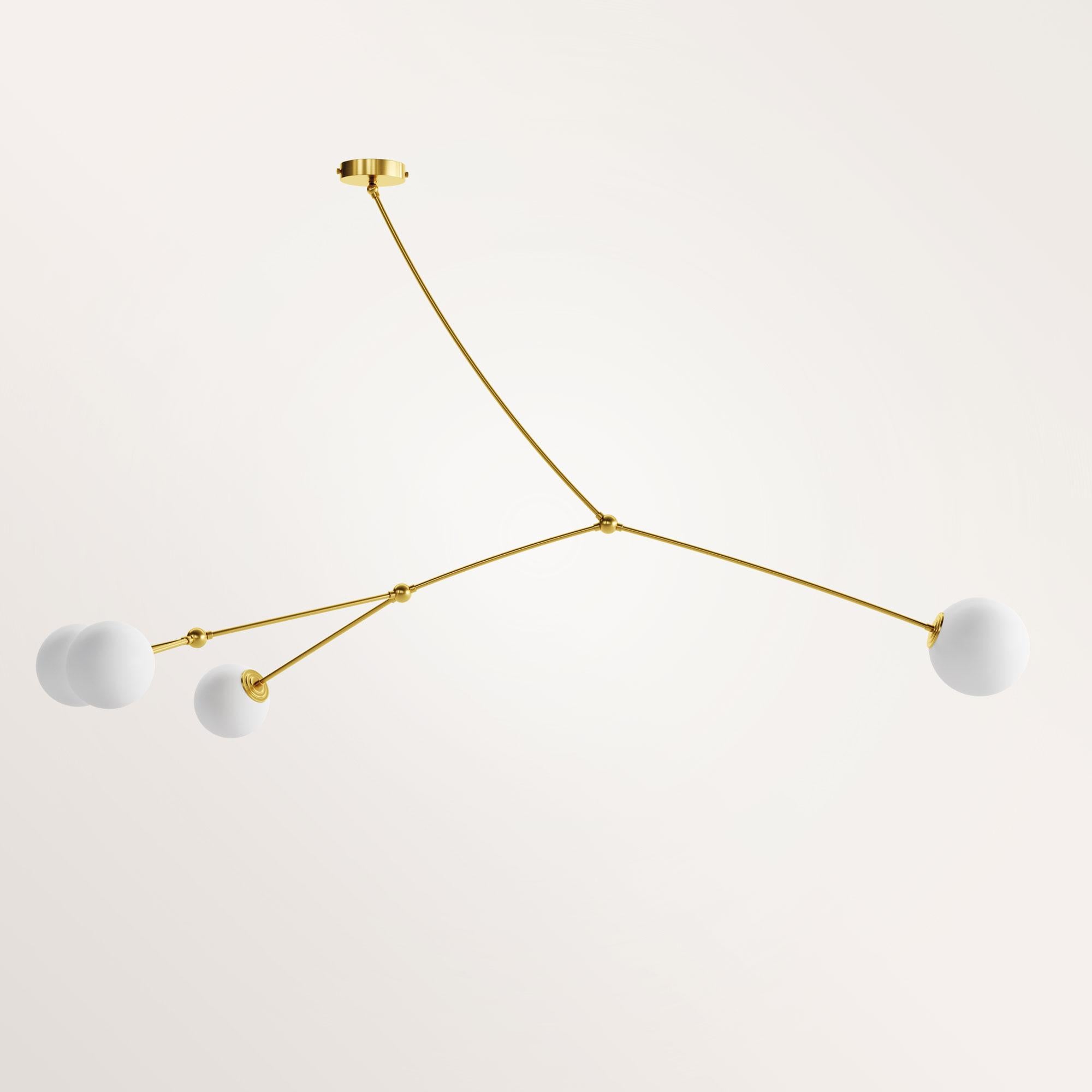 Lampada a sospensione Carpos di Gobo Lights
Dimensioni:  D 60 x L 145 x H 90 cm.
Materiali: Ottone, Opalina.
Peso: 1,25 Kg. 

Ispirata all'Art Deco, la collezione 
