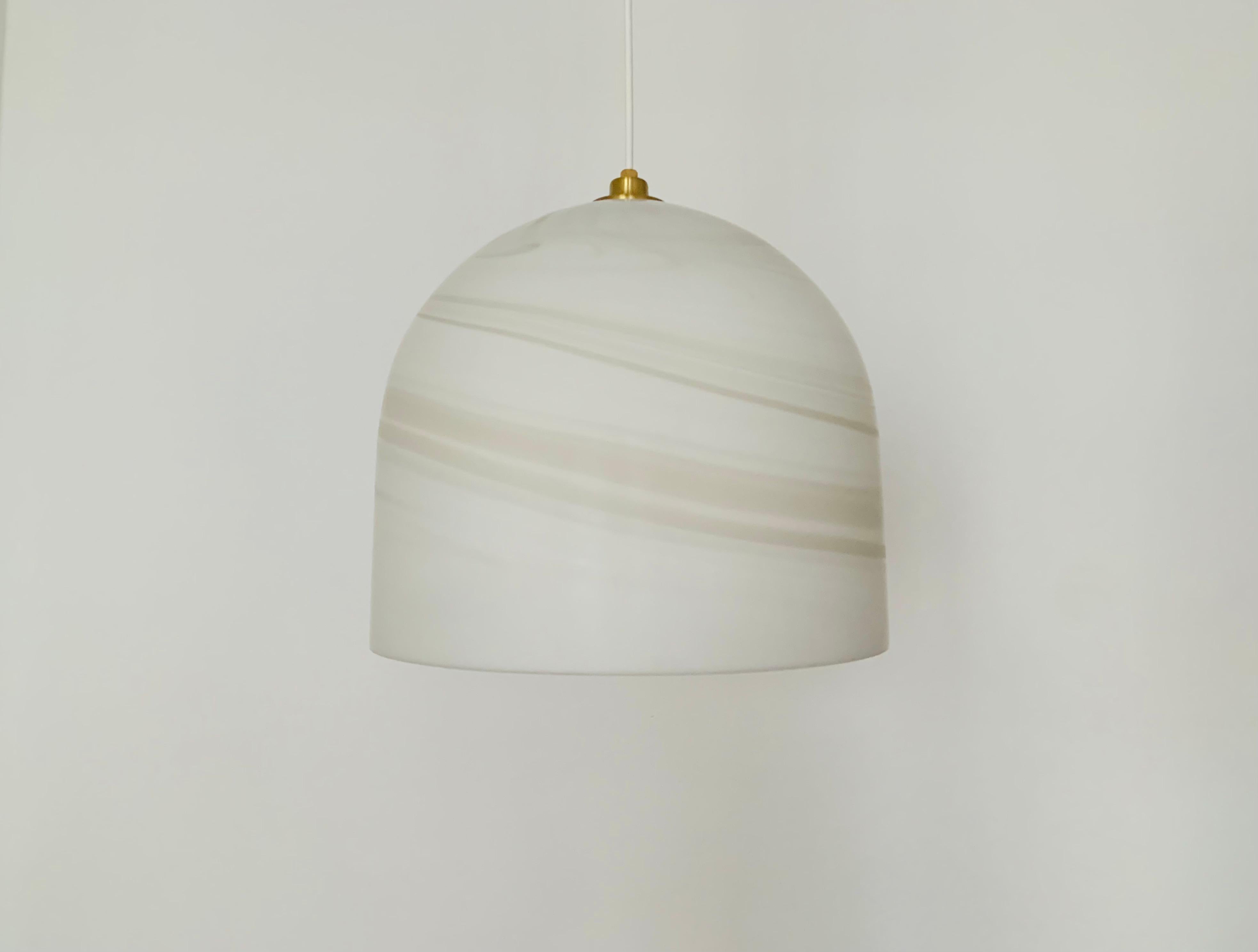 Lampada a sospensione in vetro di Carrara di eccezionale bellezza degli anni '60.
Un design molto bello e raffinato che si adatta perfettamente a qualsiasi ambiente.
La struttura del vetro crea una luce bellissima e molto confortevole.

Produttore: