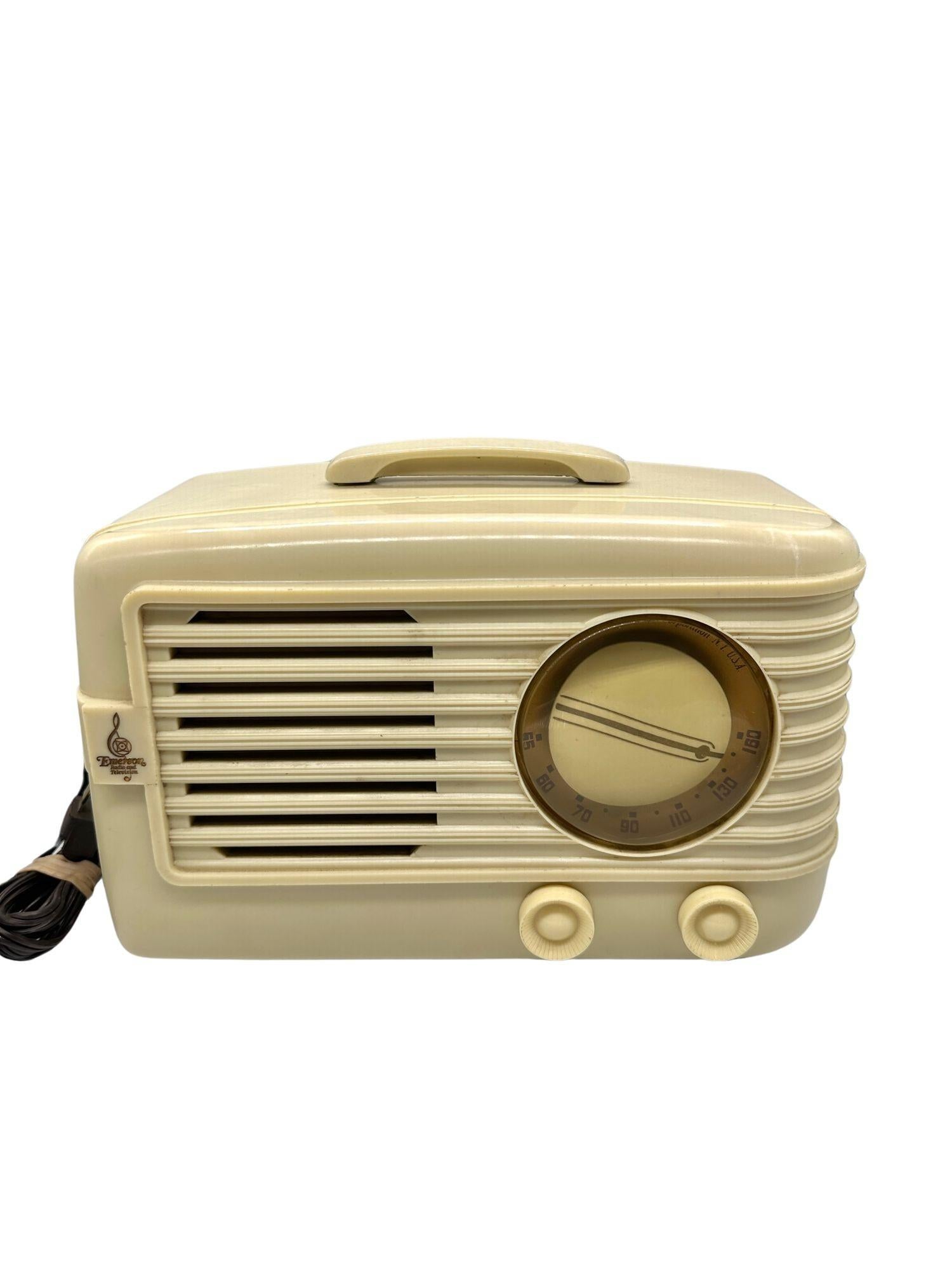 Ivory 1949 Emerson Model 581 Plaskon AM Tube Radio Golden Age Beauty

This radio was initially crafted using plaskon plastic, an enduring precursor to contemporary polycarbonate and styrene-based plastics. Manufactured by Emerson in the late 1940s,
