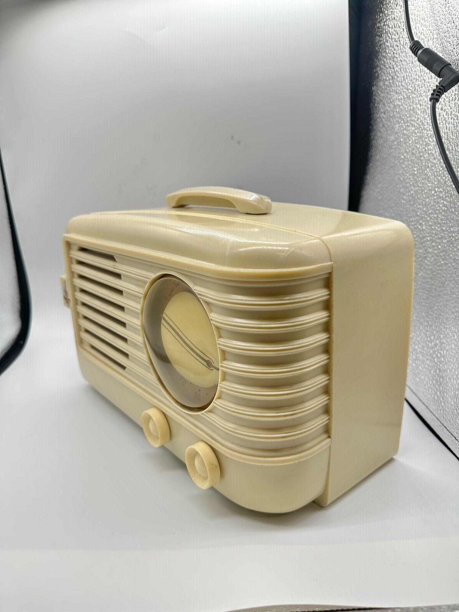 Carrara Elfenbein 1949 Emerson Modell 581 Plaskon AM Vacuum Tube Radio Golden Age (Bakelit) im Angebot