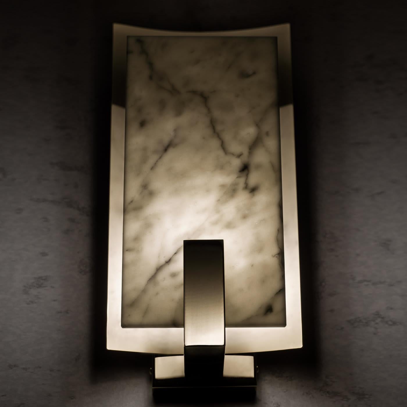 Carrara Marble and Brass Sconce en Nuevo estado para la venta en Milan, IT