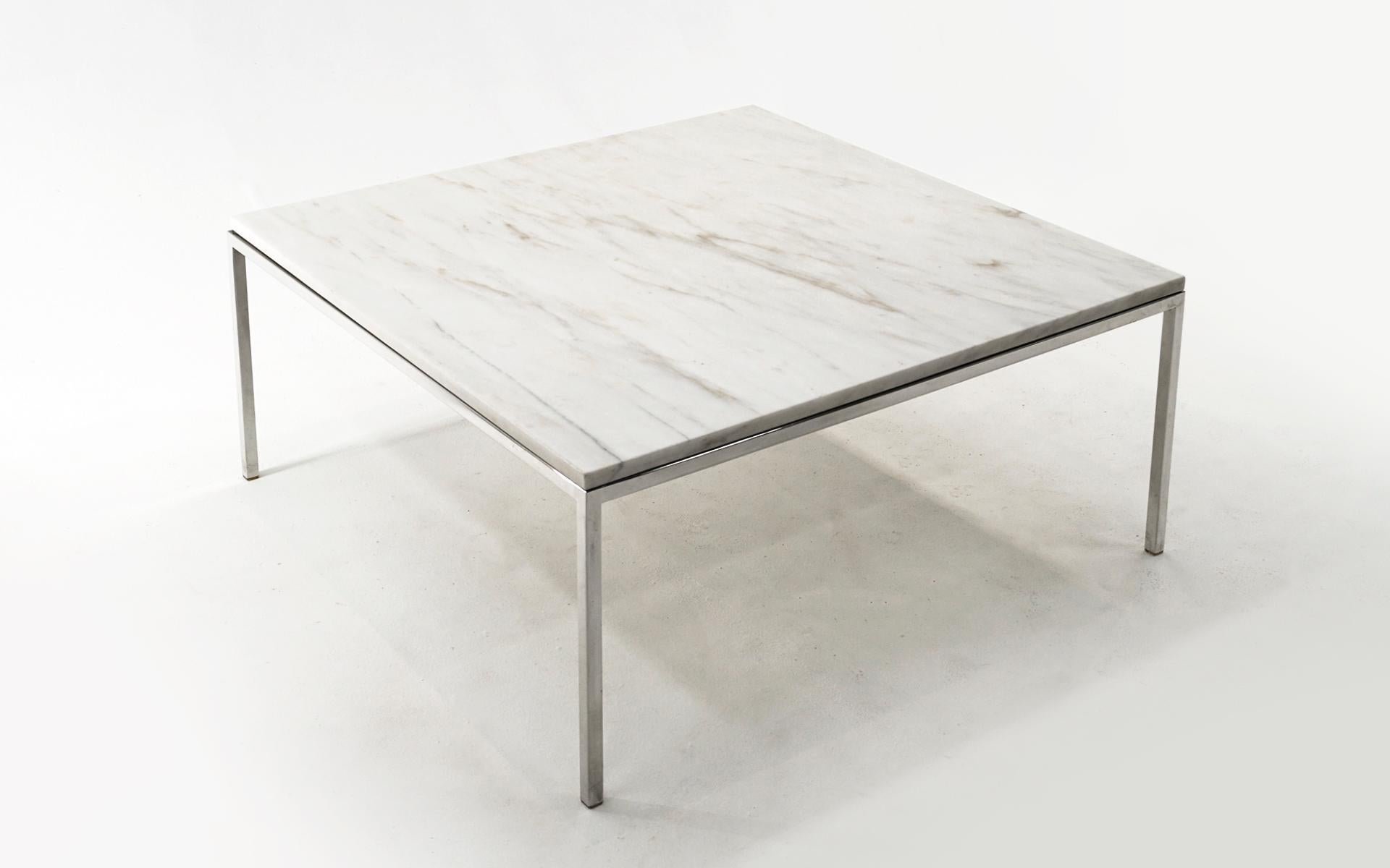Mid-Century Modern Table basse en marbre de Carrare et chrome dans le style de Florence Knoll en vente