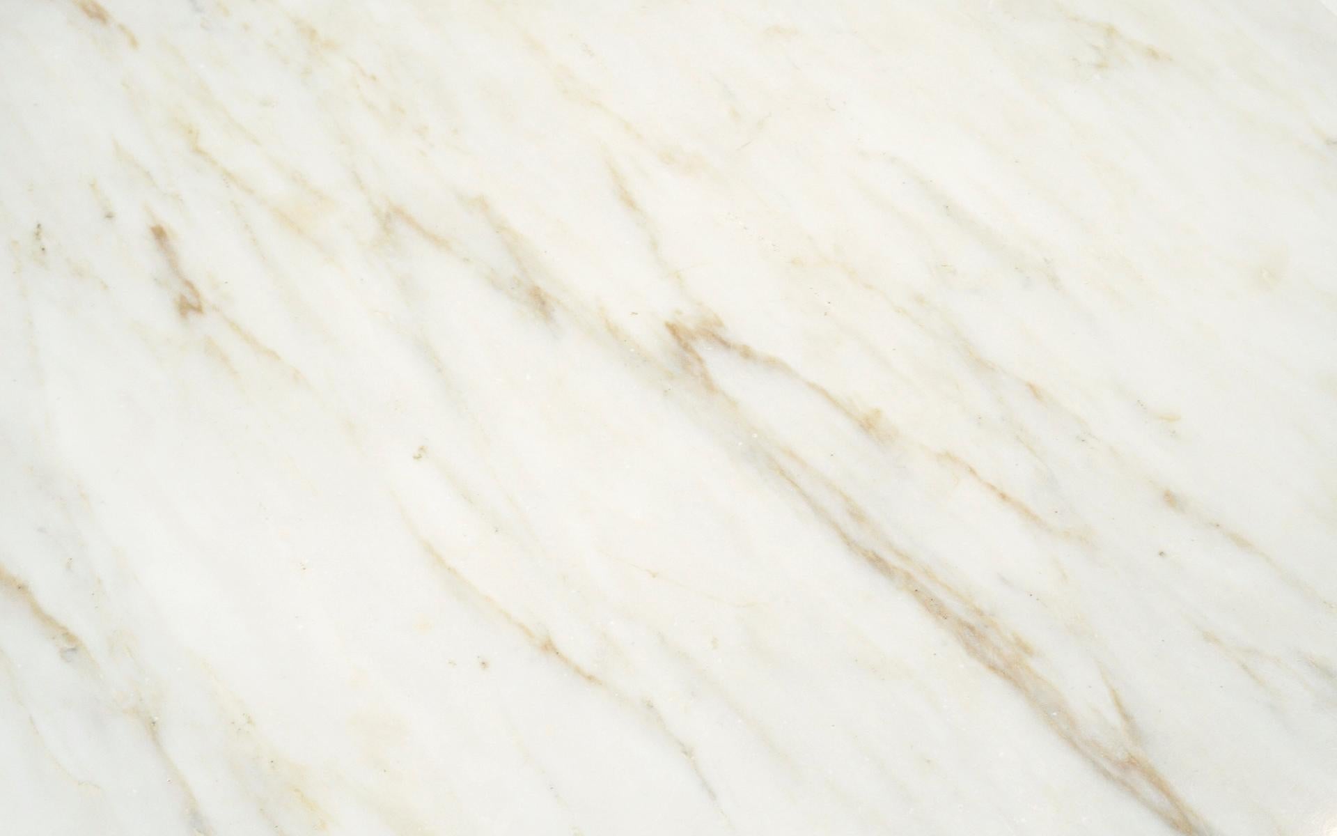 Américain Table basse en marbre de Carrare et chrome dans le style de Florence Knoll en vente