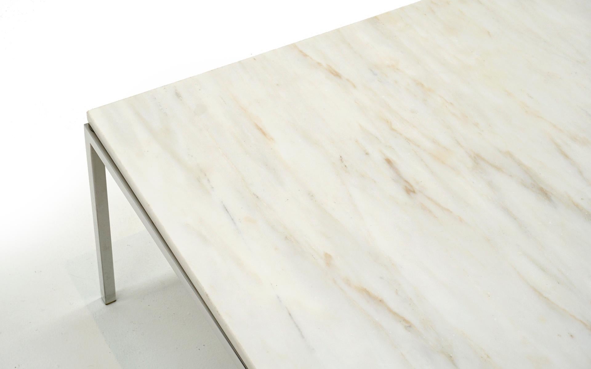 Table basse en marbre de Carrare et chrome dans le style de Florence Knoll Bon état - En vente à Kansas City, MO
