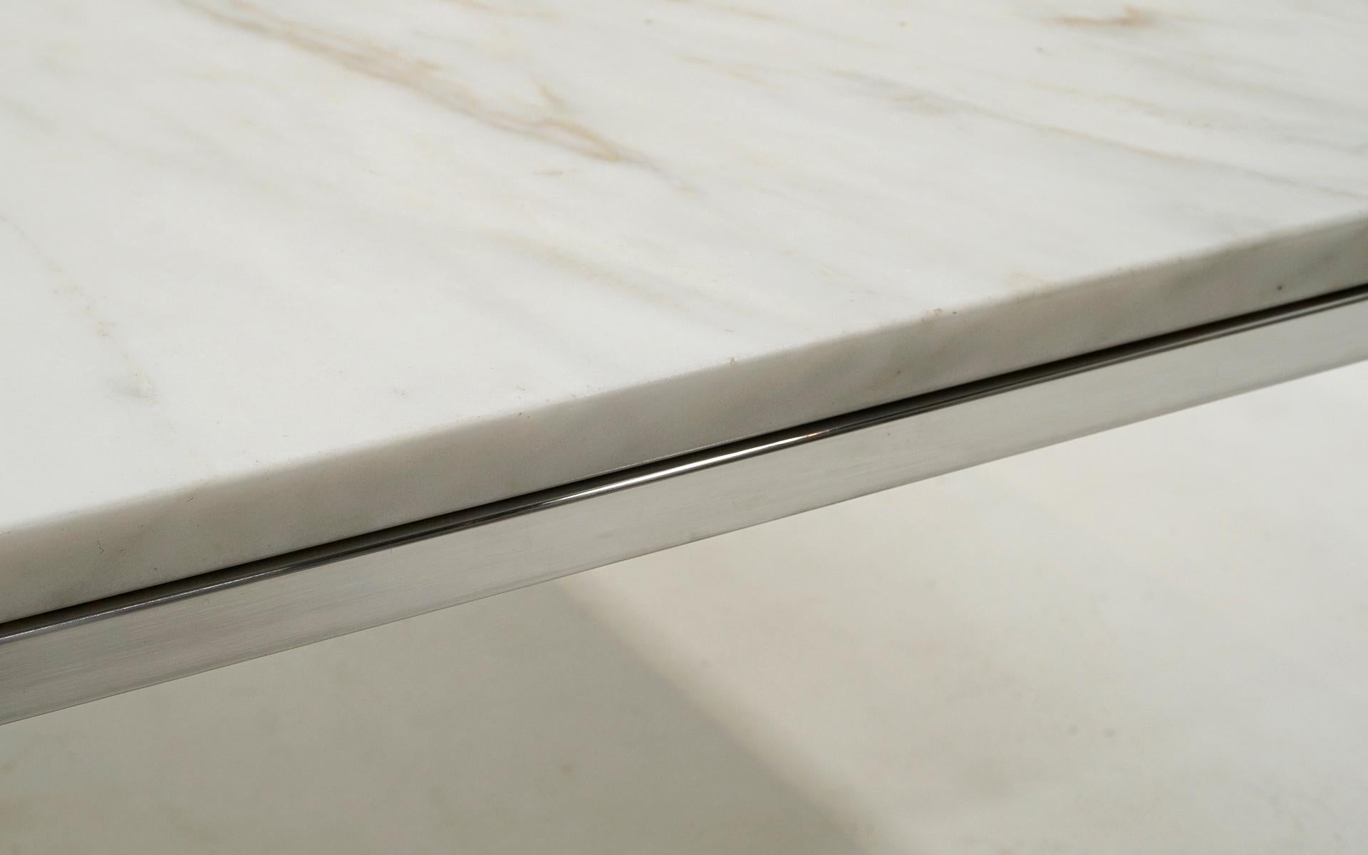 Milieu du XXe siècle Table basse en marbre de Carrare et chrome dans le style de Florence Knoll en vente