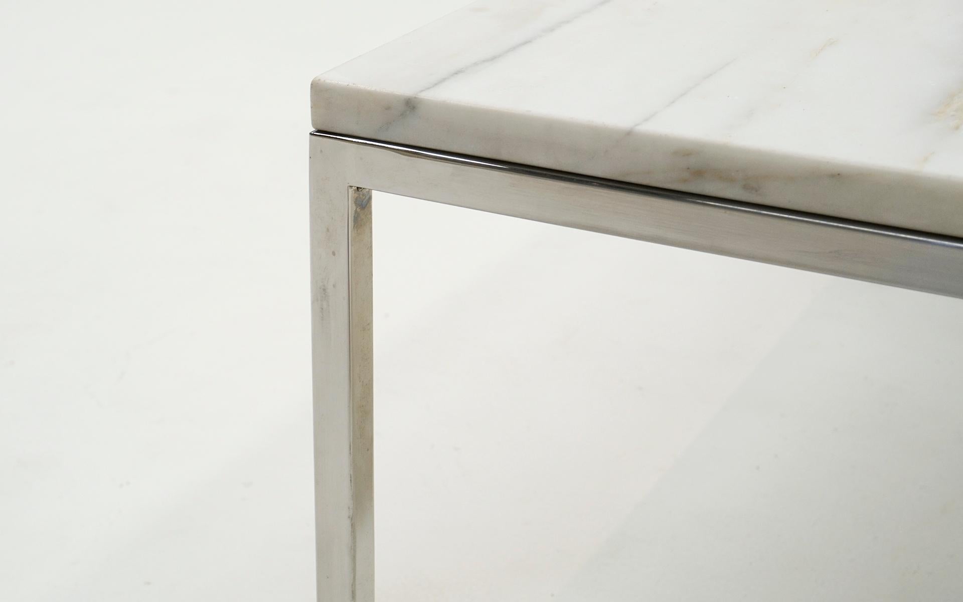 Chrome Table basse en marbre de Carrare et chrome dans le style de Florence Knoll en vente