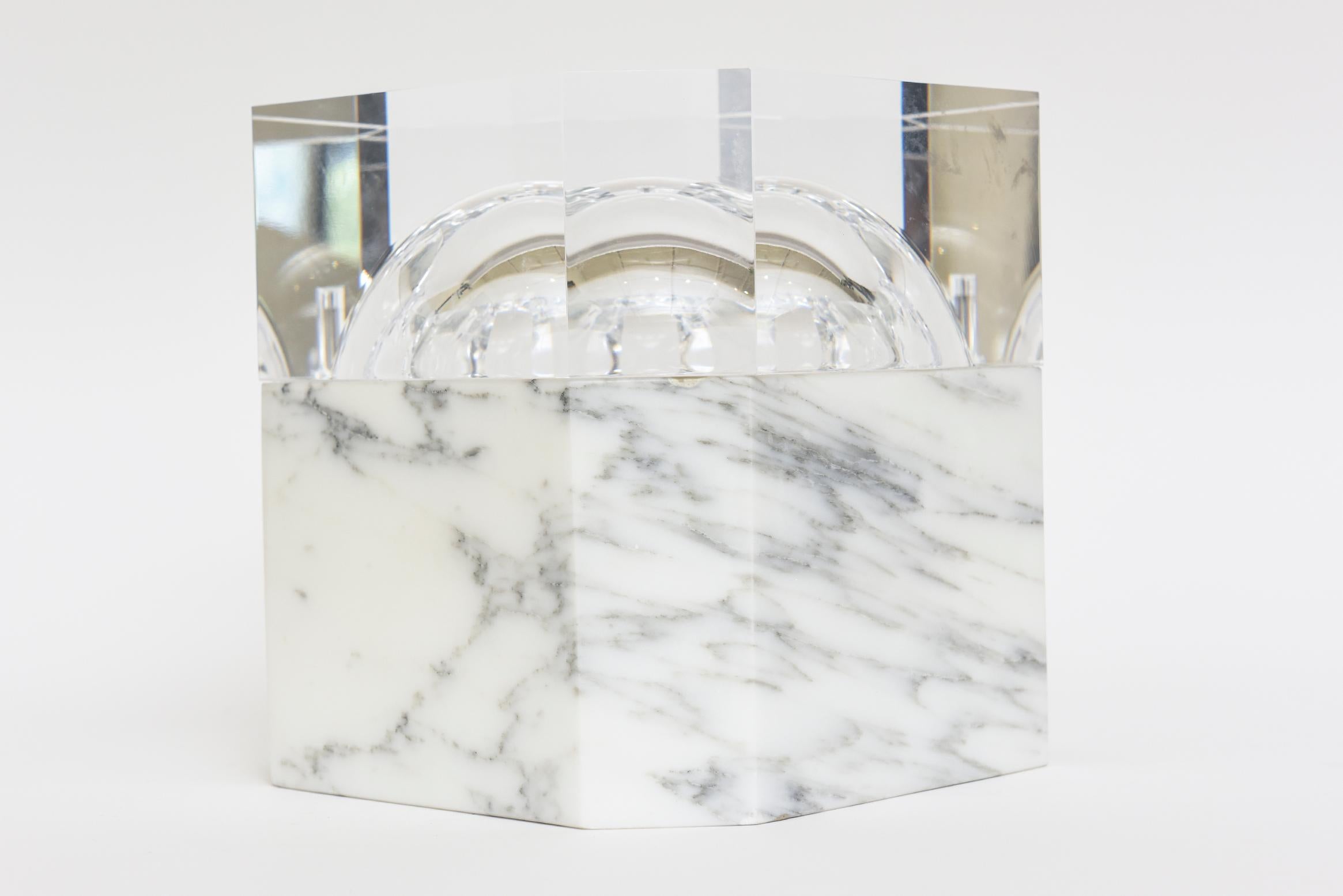 Seau à glace pivotant en marbre de Carrare et Lucite Vintage Barware en vente 5