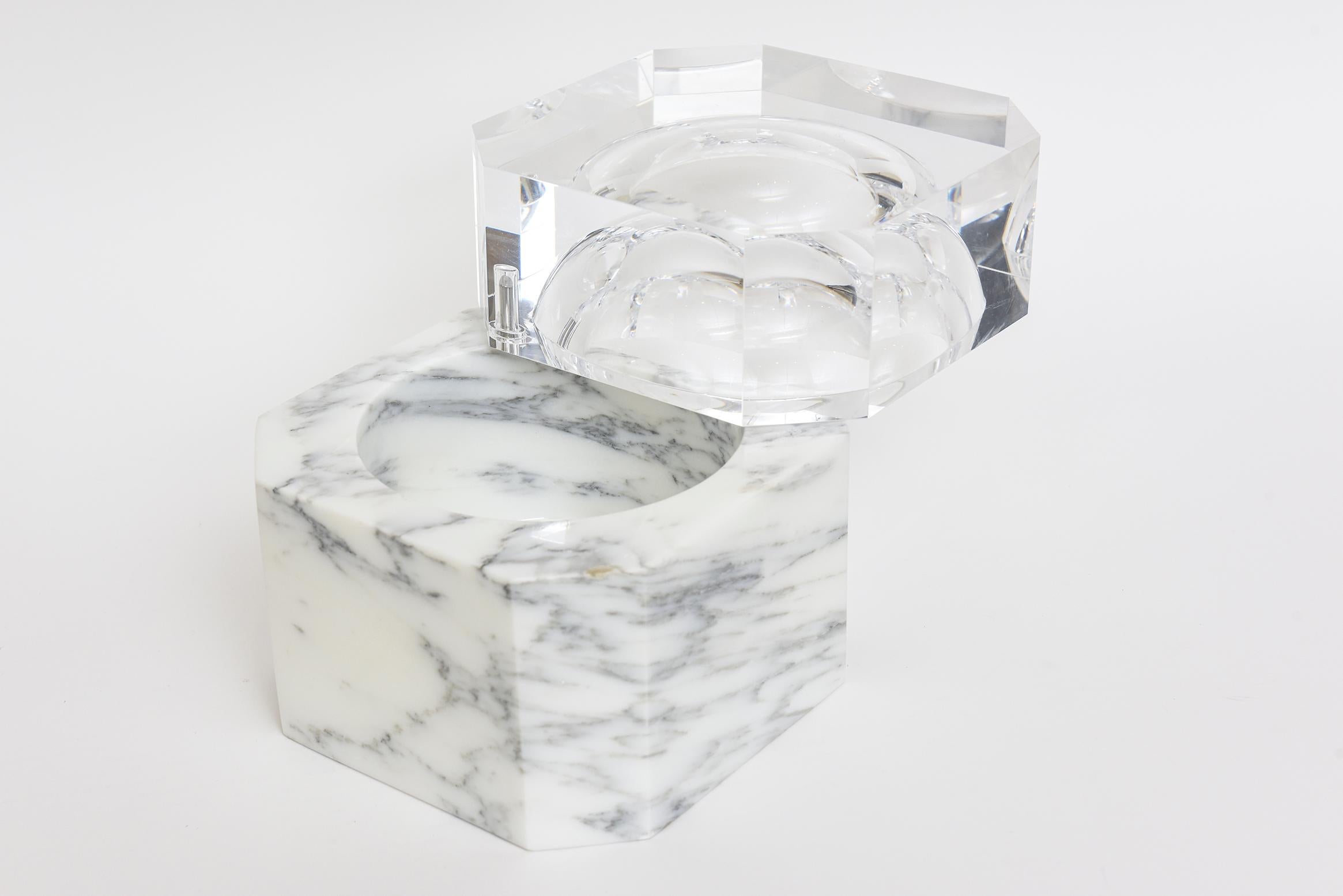 Ce seau à glace pivotant chic et moderne en marbre de Carrare blanc et lucite date des années 80. Le marbre blanc est veiné de gris. Le plateau en lucite est pivotant. Le dessus en lucite mesure 3