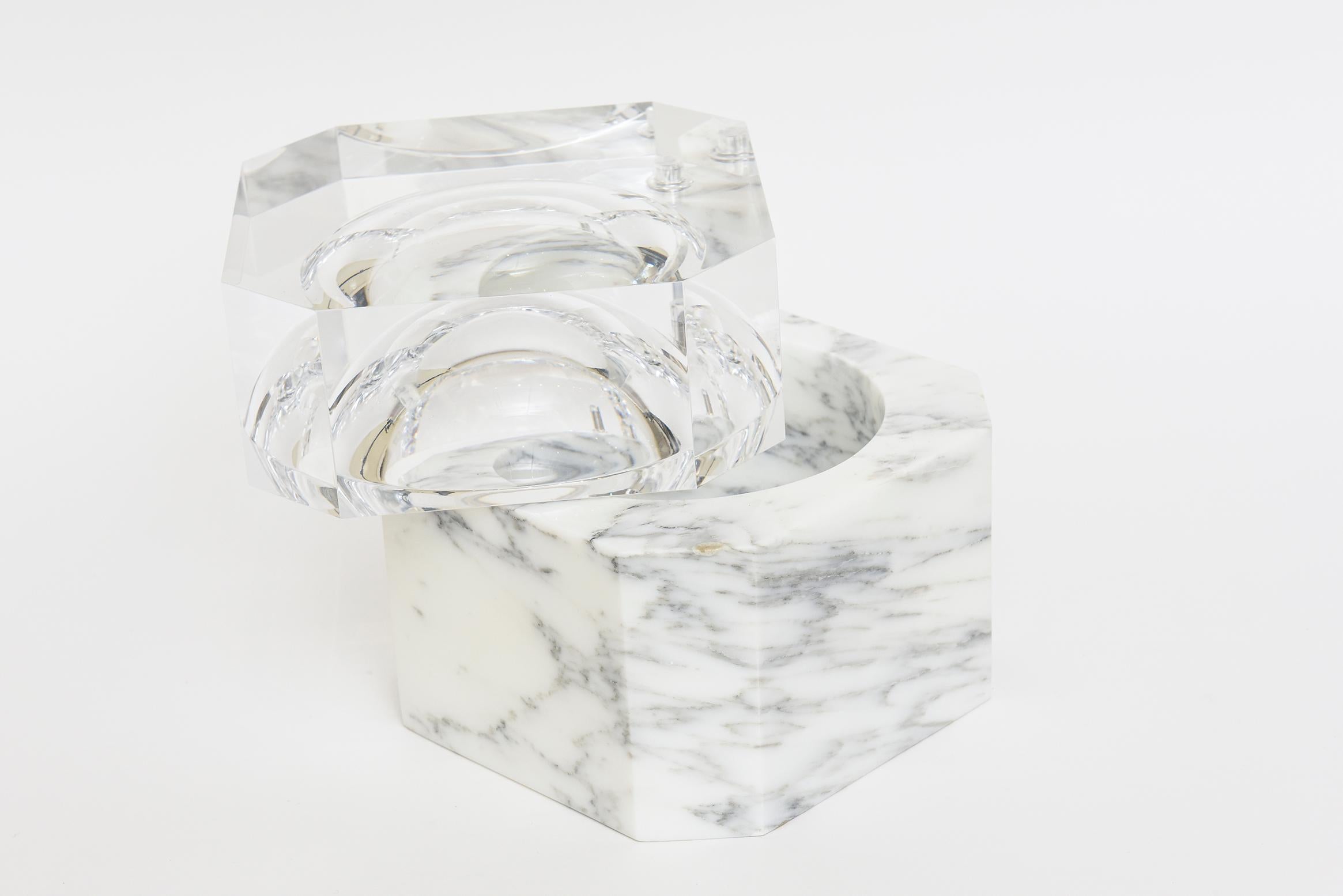 Moderne Seau à glace pivotant en marbre de Carrare et Lucite Vintage Barware en vente