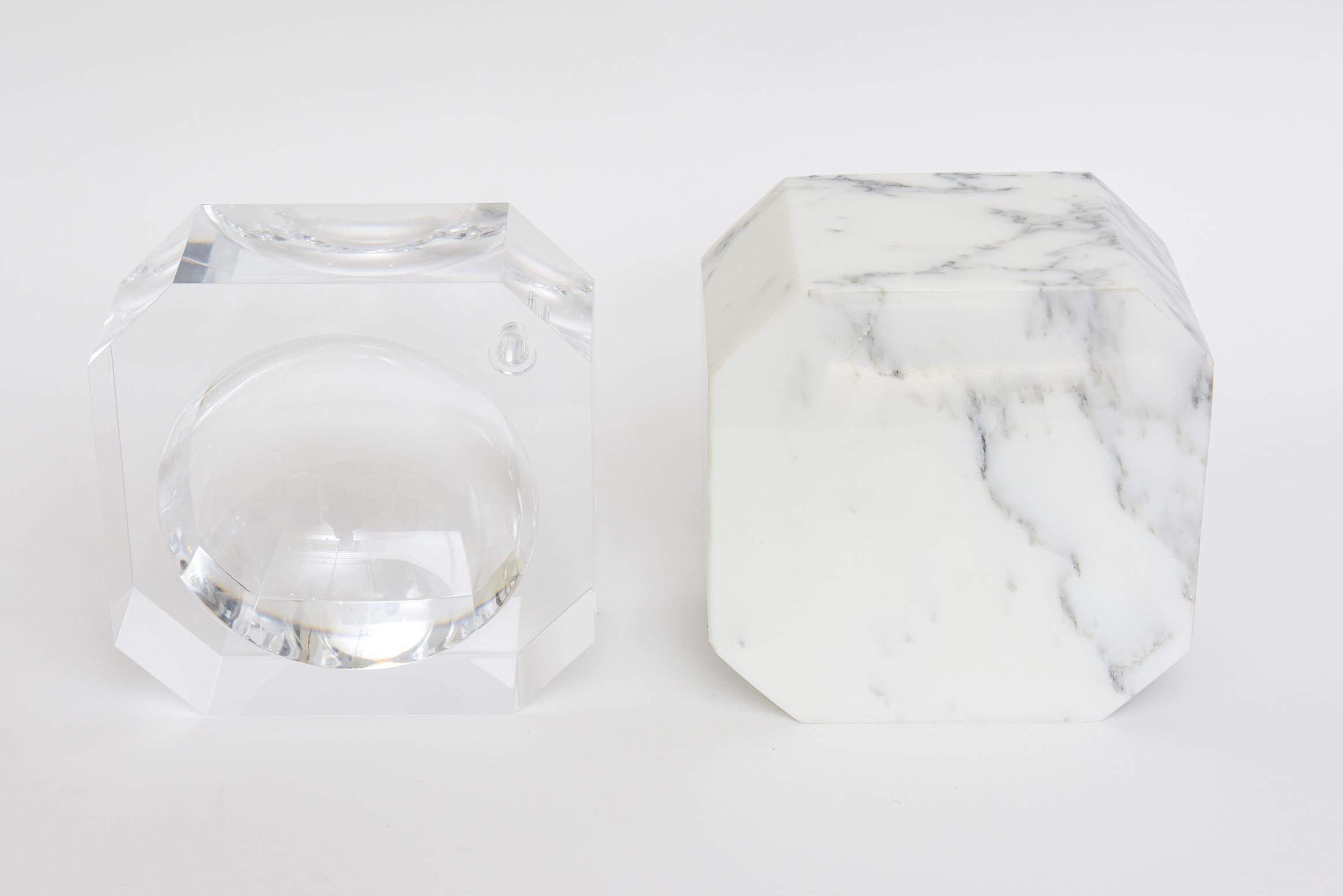 Fin du 20e siècle Seau à glace pivotant en marbre de Carrare et Lucite Vintage Barware en vente