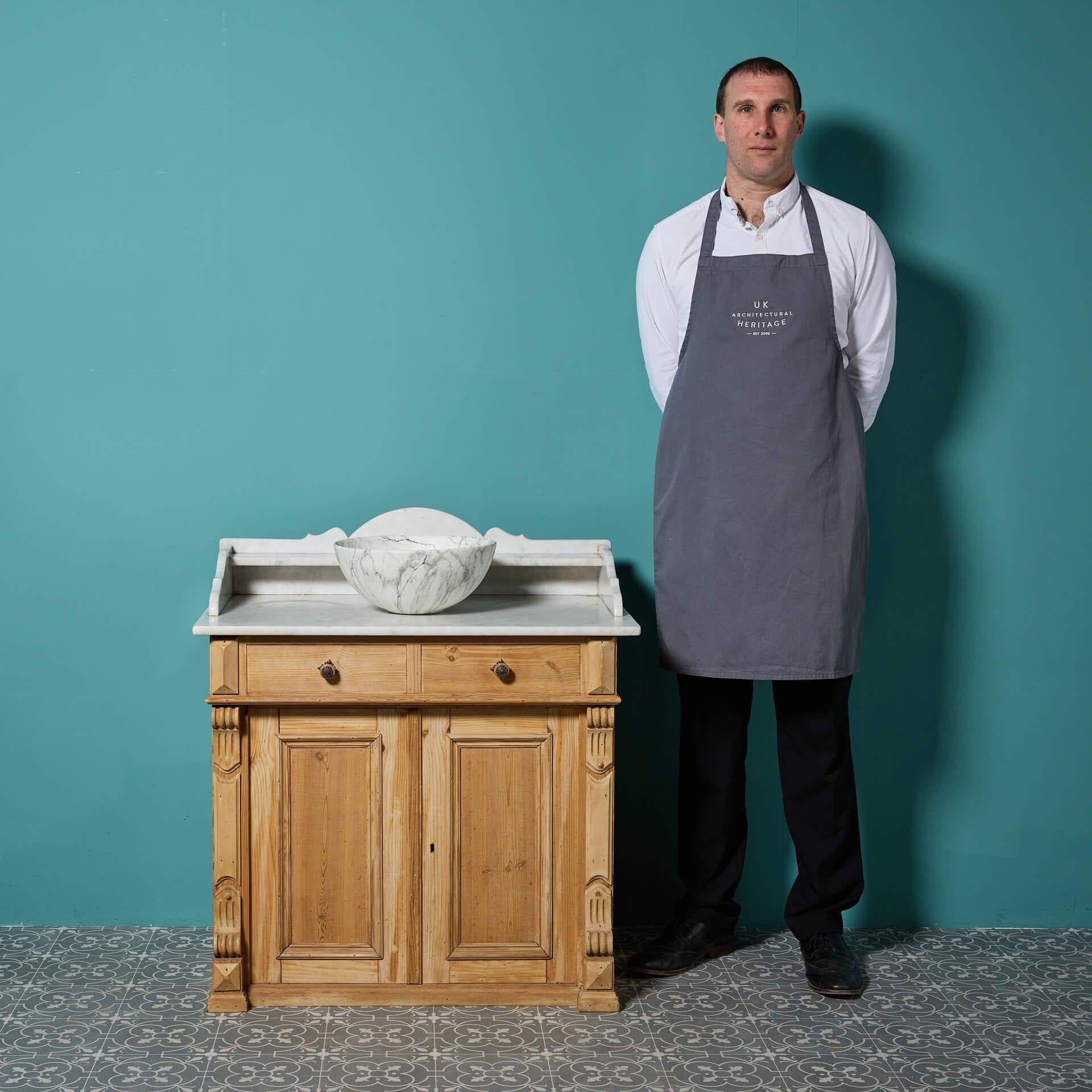 Este lavabo antiguo de mármol de Carrara es un mueble de fregadero elegante para baños tradicionales y modernos por igual.

Se suministra con un cuenco de porcelana de estilo antiguo con el característico efecto mármol, y presenta un lavabo de