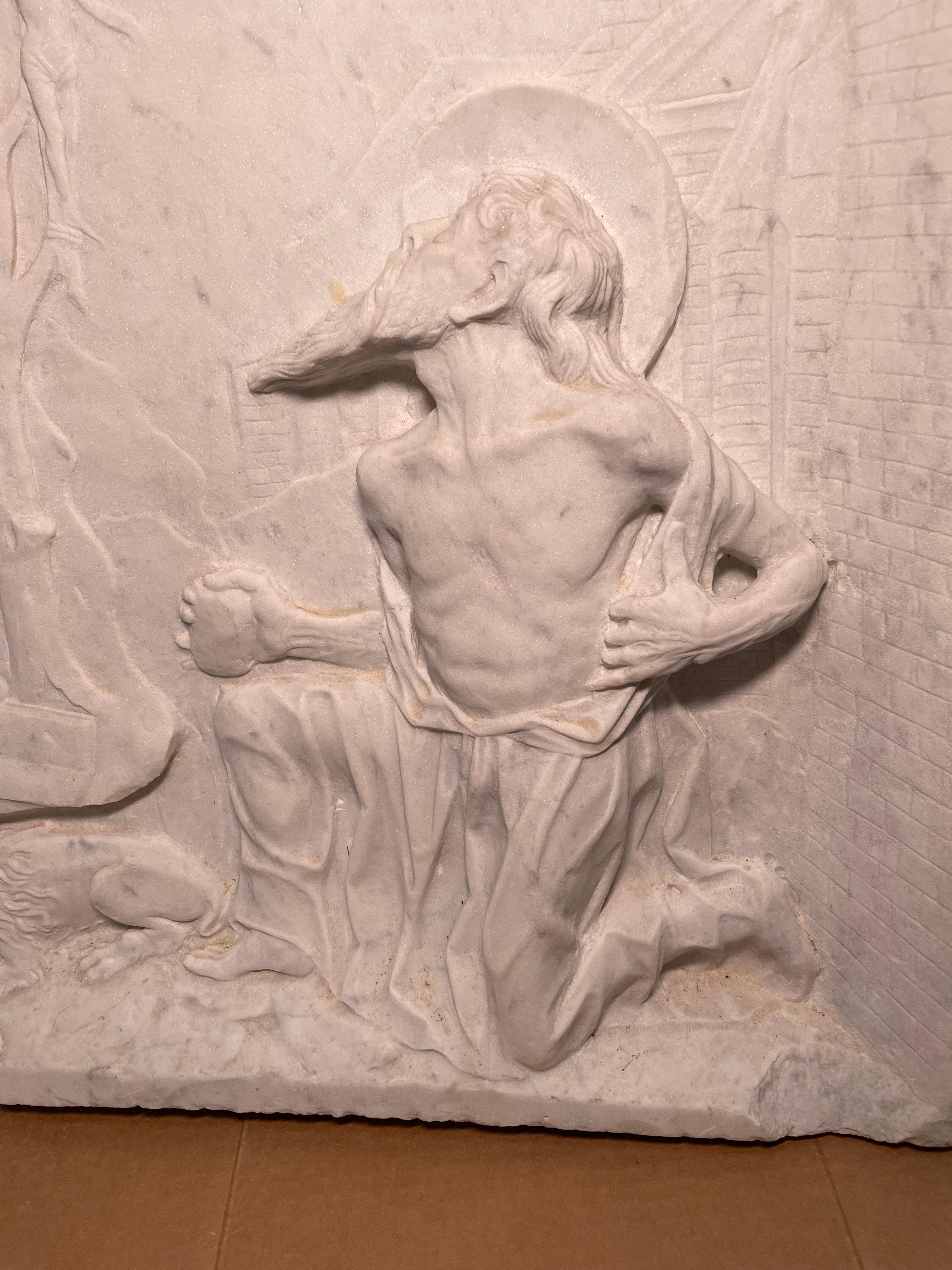 Si tratta di un bassorilievo in marmo di Carrara raffigurante una scena religiosa. Raffigura un uomo anziano  con una lunga barba e il petto nudo, ma che indossava una tunica, si inginocchiò guardando un crocifisso di Gesù Cristo che si trovava di