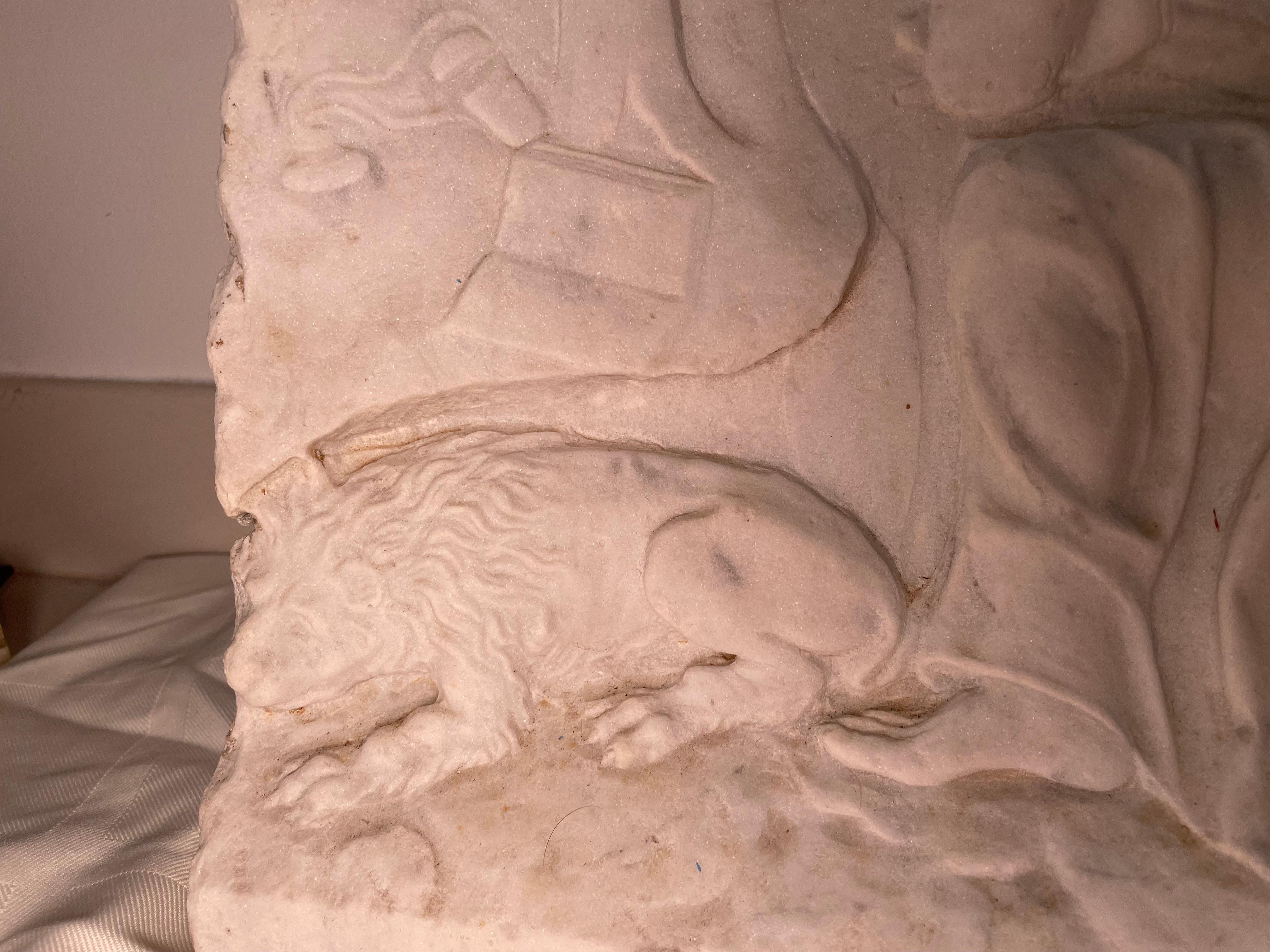 Intagliato a mano Bassorilievo di San Girolamo in marmo di Carrara in vendita