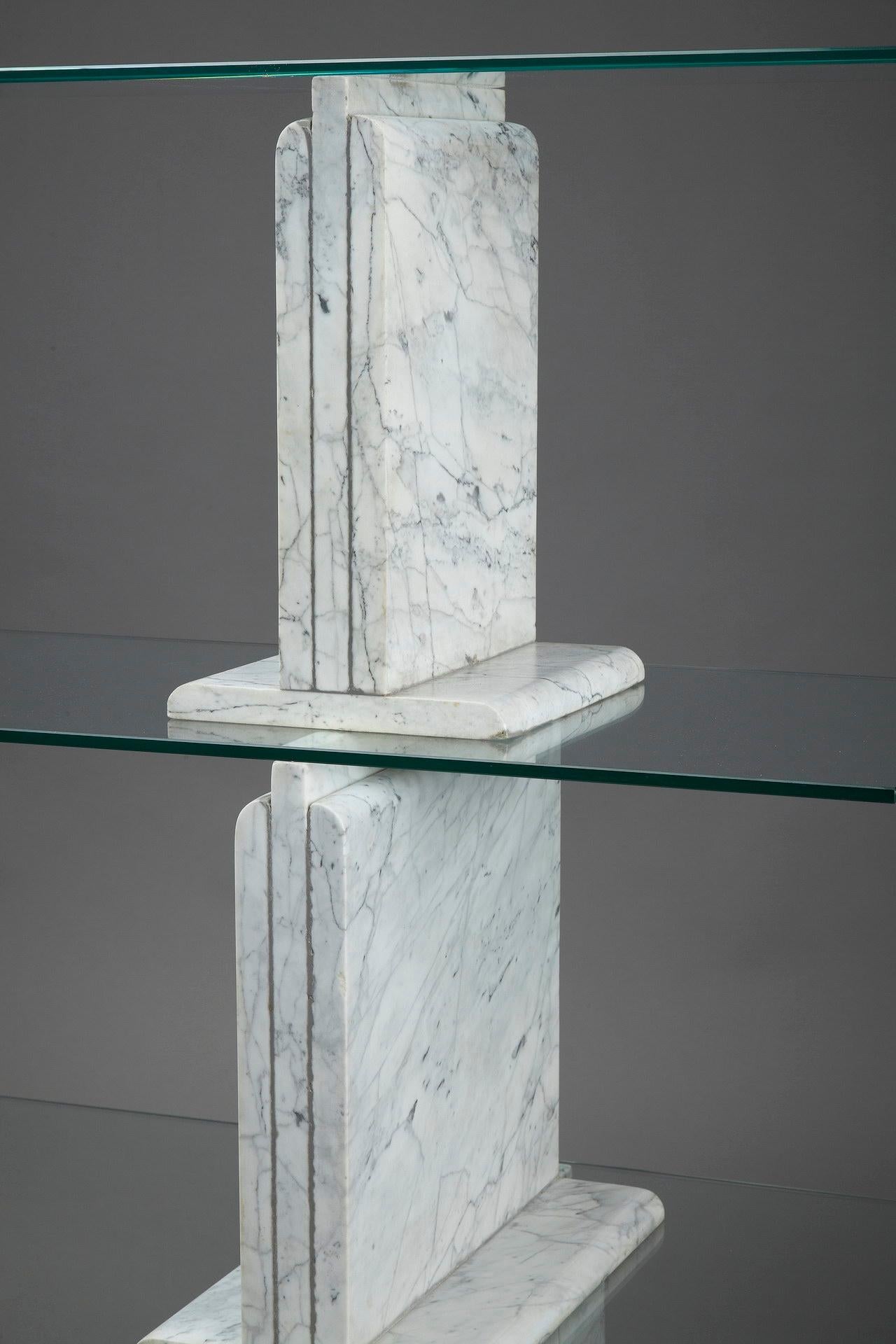 Carrara Marble Bookcase with Glass Shelves, 1970 In Good Condition For Sale In Paris, FR