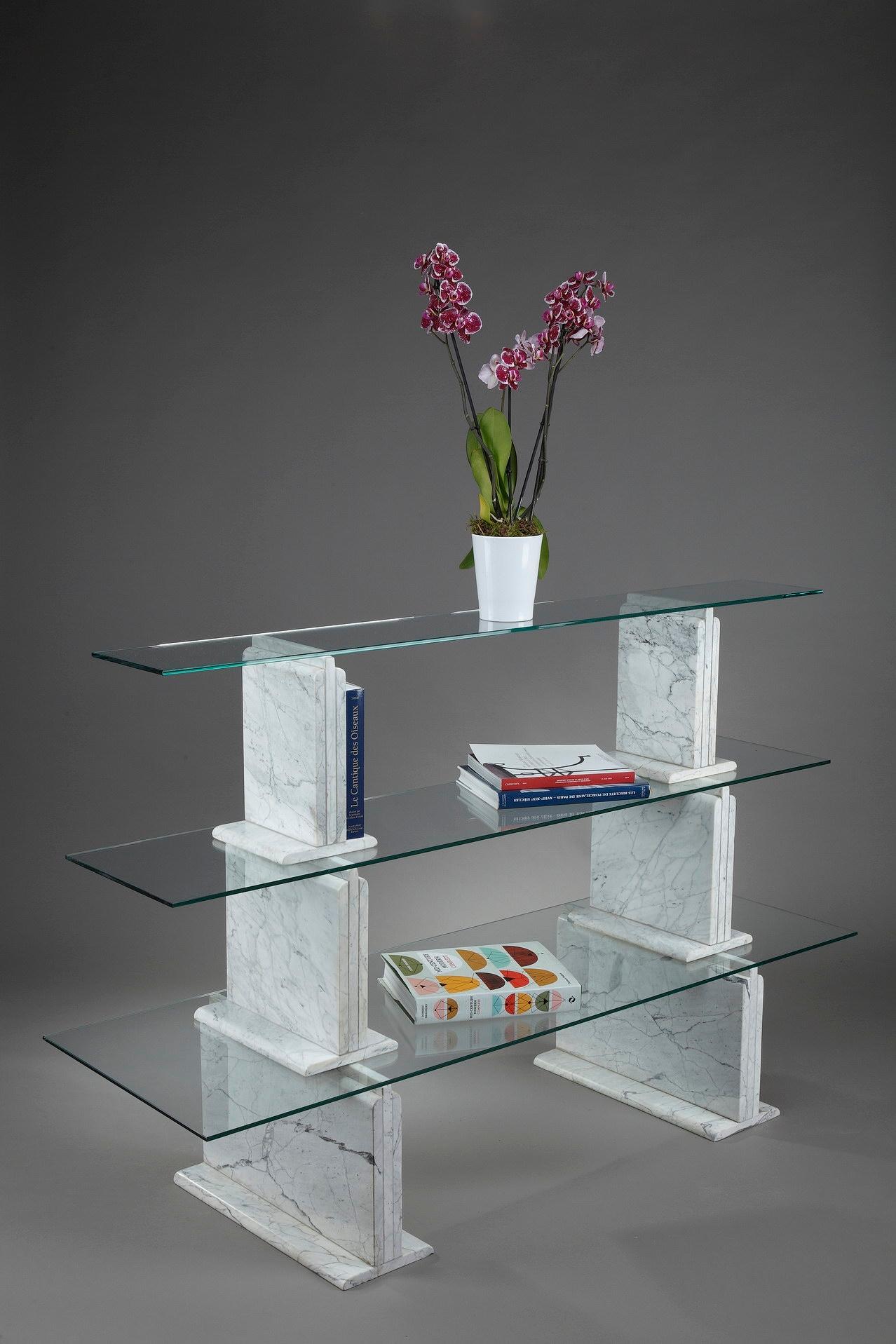 Low bookcase crafted of white Carrara marble with three transparent glass shelves. This vintage shelving made in the 1970s is close to the work of Alessandro Mendini (1931-2019), Italian architect and designer, actor of radical design in Italy. He