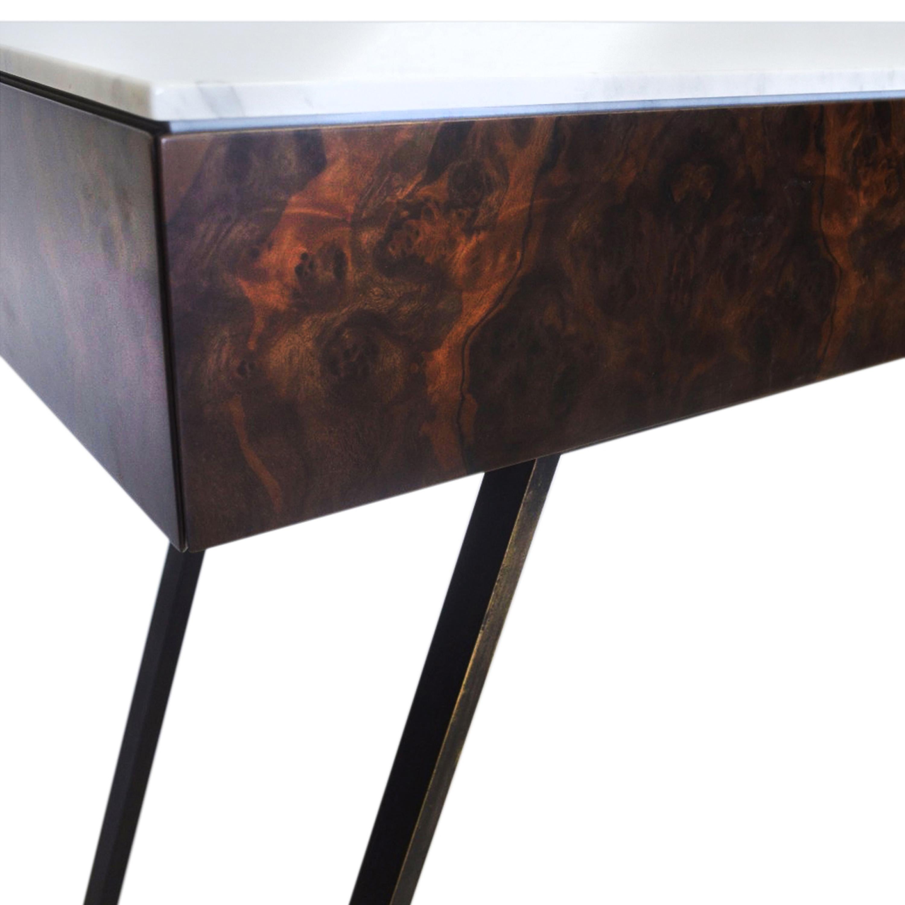 Placage Ex-Display Table console avec tiroirs en marbre, placage de ronce de noyer et pieds en métal en vente